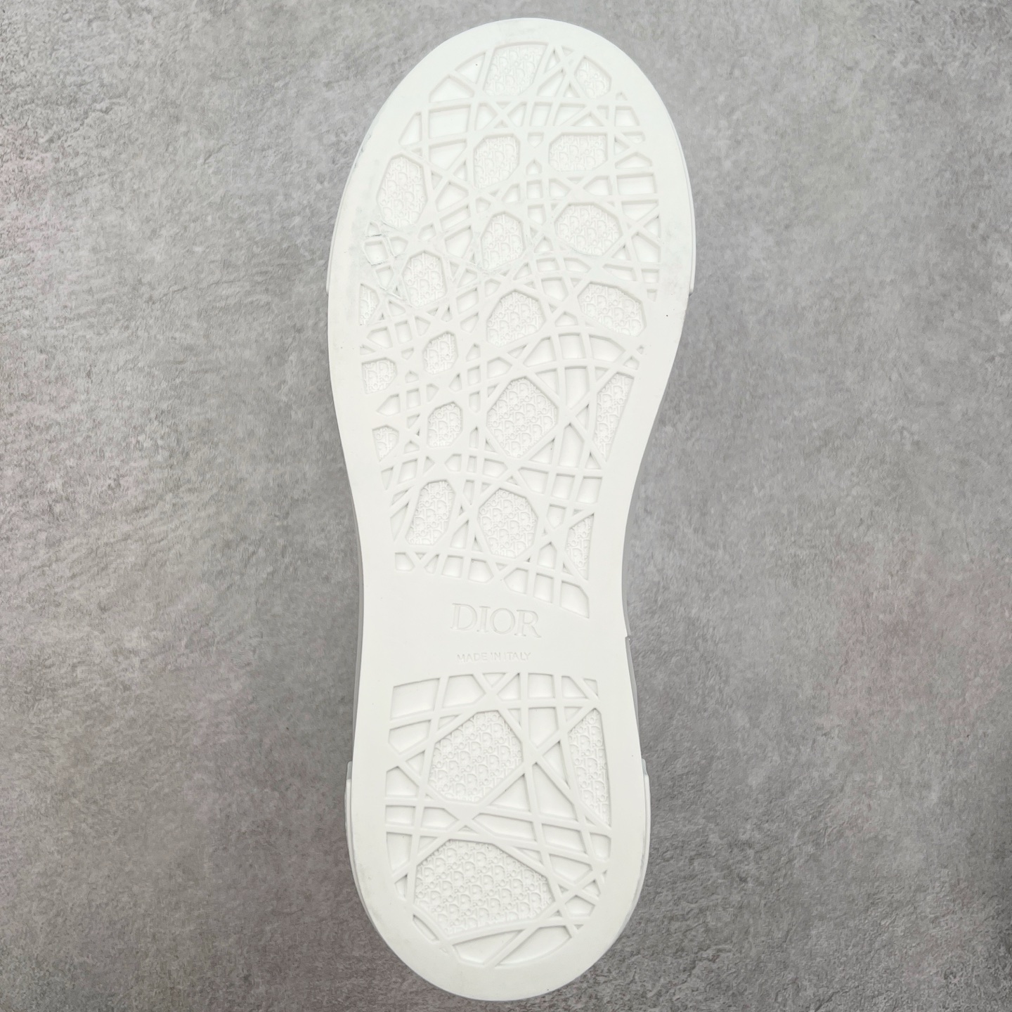 图片[9]-＃纯原 Dior B33 迪奥印花系带时尚运动板鞋网球鞋 全套原厂新版原纸板楦头开发 原厂特供皮料加持 原档数据大底 高频字母排版细节 还原 Zp 高端零售特供批次 2023秋季新品 彰显非凡的精湛工艺 重新诠释经典的网球鞋 时尚的廓形突显厚实感 采用全新的拉绒马海毛针织面料 突显柔软触感与富有层次感的流行色彩 搭配棕色绒面革镶片提升格调 别具一格的加垫鞋舌点缀以压花效果Dior标志 后侧点缀以Dior 30Avenue Montaigne标志 可为各式休闲造型增添时尚气质 尺码：40 41 42 43 44 45 46-选品中心