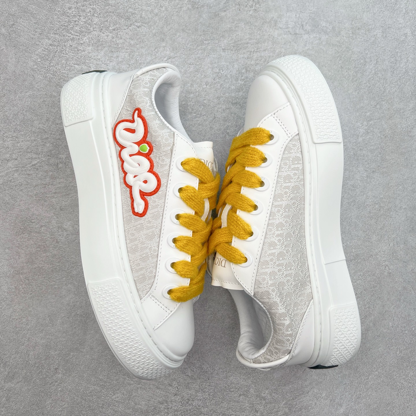 图片[3]-＃纯原 Dior B33 迪奥印花系带时尚运动板鞋网球鞋 全套原厂新版原纸板楦头开发 原厂特供皮料加持 原档数据大底 高频字母排版细节 还原 Zp 高端零售特供批次 2023秋季新品 彰显非凡的精湛工艺 重新诠释经典的网球鞋 时尚的廓形突显厚实感 采用全新的拉绒马海毛针织面料 突显柔软触感与富有层次感的流行色彩 搭配棕色绒面革镶片提升格调 别具一格的加垫鞋舌点缀以压花效果Dior标志 后侧点缀以Dior 30Avenue Montaigne标志 可为各式休闲造型增添时尚气质 尺码：40 41 42 43 44 45 46-选品中心