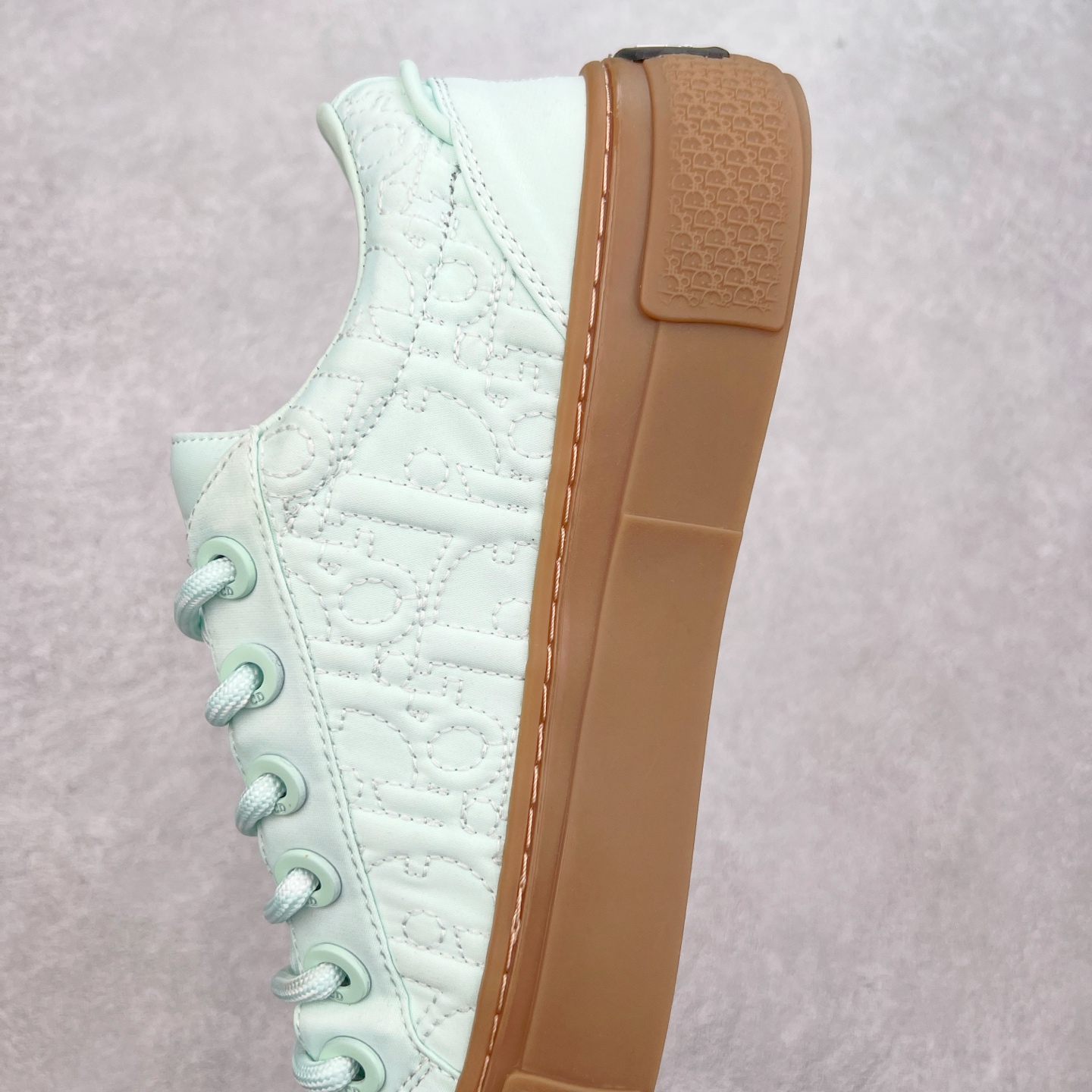 图片[7]-＃纯原 Dior B33 迪奥印花系带时尚运动板鞋网球鞋 全套原厂新版原纸板楦头开发 原厂特供皮料加持 原档数据大底 高频字母排版细节 还原 Zp 高端零售特供批次 2023秋季新品 彰显非凡的精湛工艺 重新诠释经典的网球鞋 时尚的廓形突显厚实感 采用全新的拉绒马海毛针织面料 突显柔软触感与富有层次感的流行色彩 搭配棕色绒面革镶片提升格调 别具一格的加垫鞋舌点缀以压花效果Dior标志 后侧点缀以Dior 30Avenue Montaigne标志 可为各式休闲造型增添时尚气质 尺码：40 41 42 43 44 45 46-选品中心