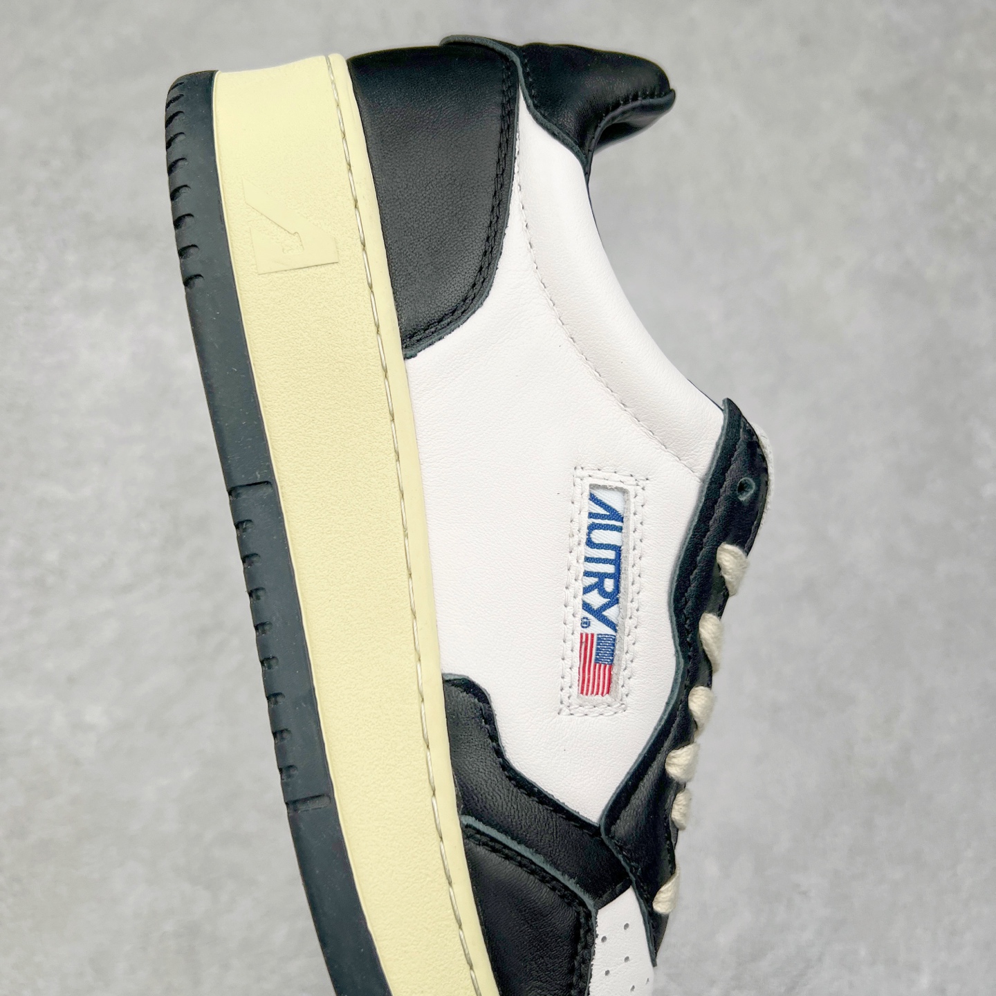 图片[6]-韩国小众品牌Autry纯原代工厂出品 相信很多热爱小白鞋的潮流人士对这个品牌应该都不会陌生 韩国风欧美风日常百搭经典小白鞋 朴彩英Rose同款、刘雯、车静媛、好多明星博主都穿过…Autry标志性的美国旗帜图案 火爆全球专柜官网断码断货 每一款鞋都有着简单线条和内敛细节设计 厚实发黄的鞋底和鞋面标签带是它的经典标识 鞋头的设计也比较立体 不会很扁 显得整个鞋型都非常好看 做旧发黄的鞋底有3.5厘米的厚度 很有复古的味道 但是一点也不会硬 采用原版进口小牛皮 面料柔软舒适 Q弹垫脚 上脚柔软有弹力 尺码：35 36 37 38 39 40 41 42 43 44-选品中心