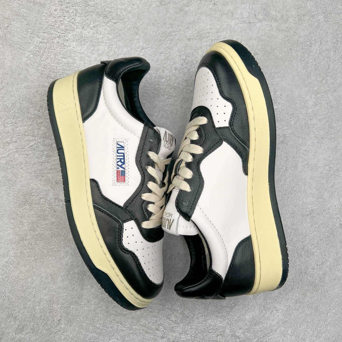 图片[3]-韩国小众品牌Autry纯原代工厂出品 相信很多热爱小白鞋的潮流人士对这个品牌应该都不会陌生 韩国风欧美风日常百搭经典小白鞋 朴彩英Rose同款、刘雯、车静媛、好多明星博主都穿过…Autry标志性的美国旗帜图案 火爆全球专柜官网断码断货 每一款鞋都有着简单线条和内敛细节设计 厚实发黄的鞋底和鞋面标签带是它的经典标识 鞋头的设计也比较立体 不会很扁 显得整个鞋型都非常好看 做旧发黄的鞋底有3.5厘米的厚度 很有复古的味道 但是一点也不会硬 采用原版进口小牛皮 面料柔软舒适 Q弹垫脚 上脚柔软有弹力 尺码：35 36 37 38 39 40 41 42 43 44-选品中心