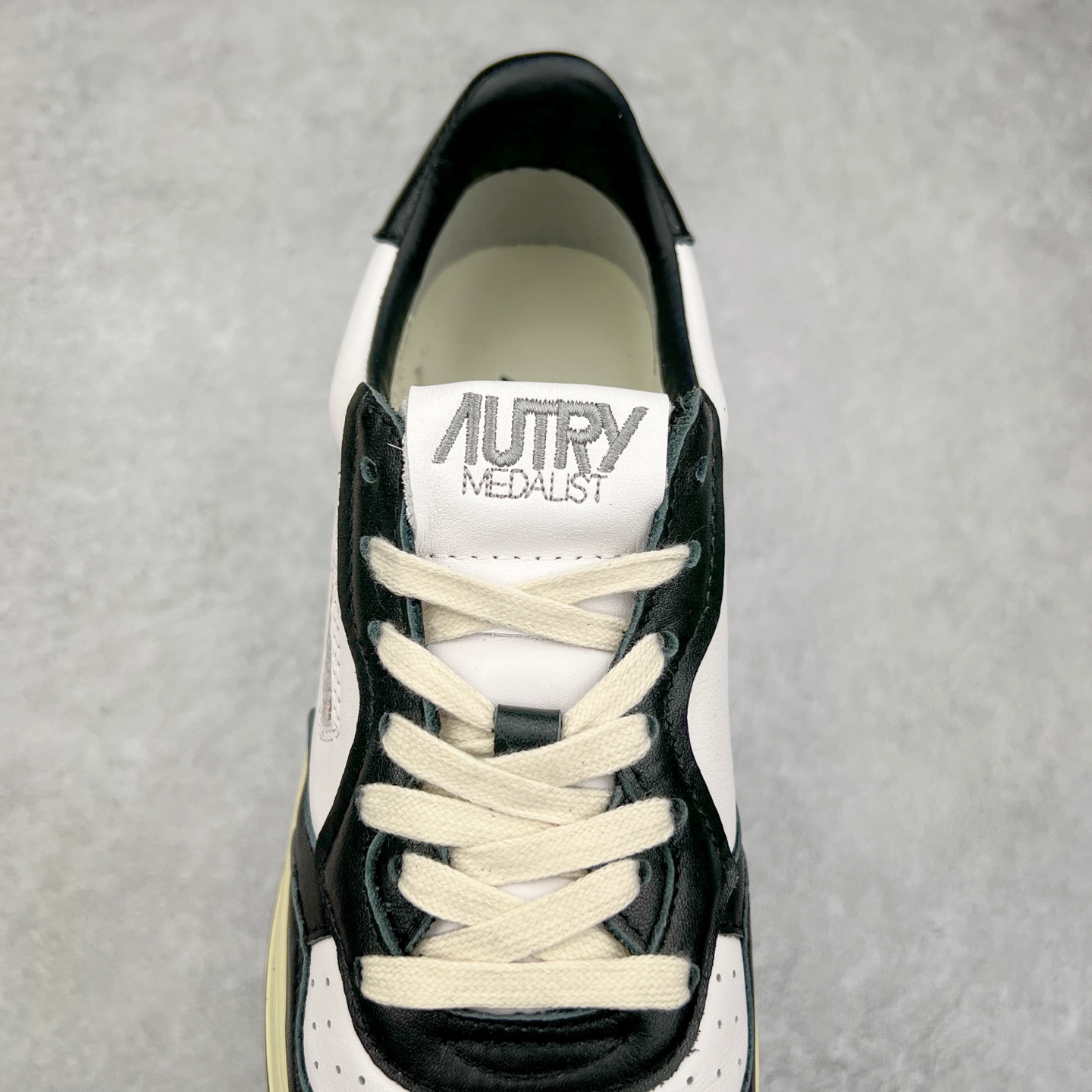 图片[5]-韩国小众品牌Autry纯原代工厂出品 相信很多热爱小白鞋的潮流人士对这个品牌应该都不会陌生 韩国风欧美风日常百搭经典小白鞋 朴彩英Rose同款、刘雯、车静媛、好多明星博主都穿过…Autry标志性的美国旗帜图案 火爆全球专柜官网断码断货 每一款鞋都有着简单线条和内敛细节设计 厚实发黄的鞋底和鞋面标签带是它的经典标识 鞋头的设计也比较立体 不会很扁 显得整个鞋型都非常好看 做旧发黄的鞋底有3.5厘米的厚度 很有复古的味道 但是一点也不会硬 采用原版进口小牛皮 面料柔软舒适 Q弹垫脚 上脚柔软有弹力 尺码：35 36 37 38 39 40 41 42 43 44-选品中心