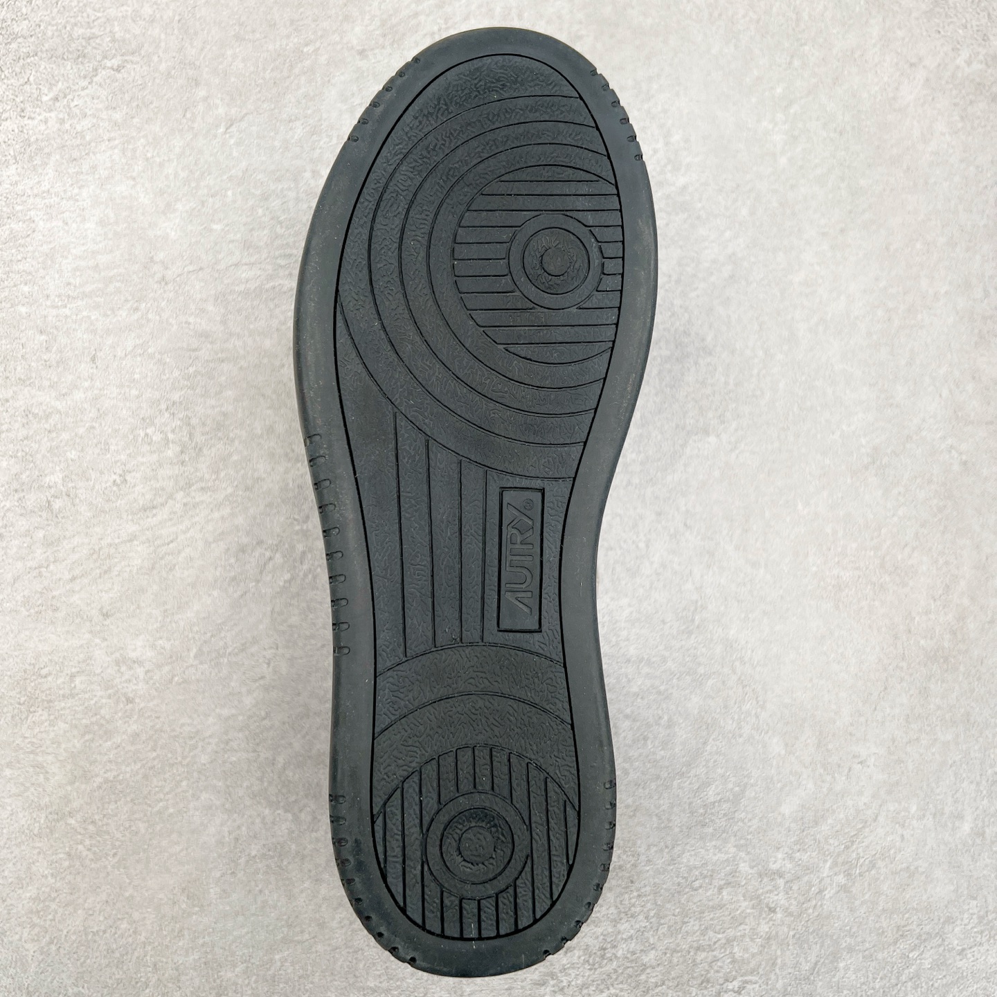 图片[9]-韩国小众品牌Autry纯原代工厂出品 相信很多热爱小白鞋的潮流人士对这个品牌应该都不会陌生 韩国风欧美风日常百搭经典小白鞋 朴彩英Rose同款、刘雯、车静媛、好多明星博主都穿过…Autry标志性的美国旗帜图案 火爆全球专柜官网断码断货 每一款鞋都有着简单线条和内敛细节设计 厚实发黄的鞋底和鞋面标签带是它的经典标识 鞋头的设计也比较立体 不会很扁 显得整个鞋型都非常好看 做旧发黄的鞋底有3.5厘米的厚度 很有复古的味道 但是一点也不会硬 采用原版进口小牛皮 面料柔软舒适 Q弹垫脚 上脚柔软有弹力 尺码：35 36 37 38 39 40 41 42 43 44-选品中心