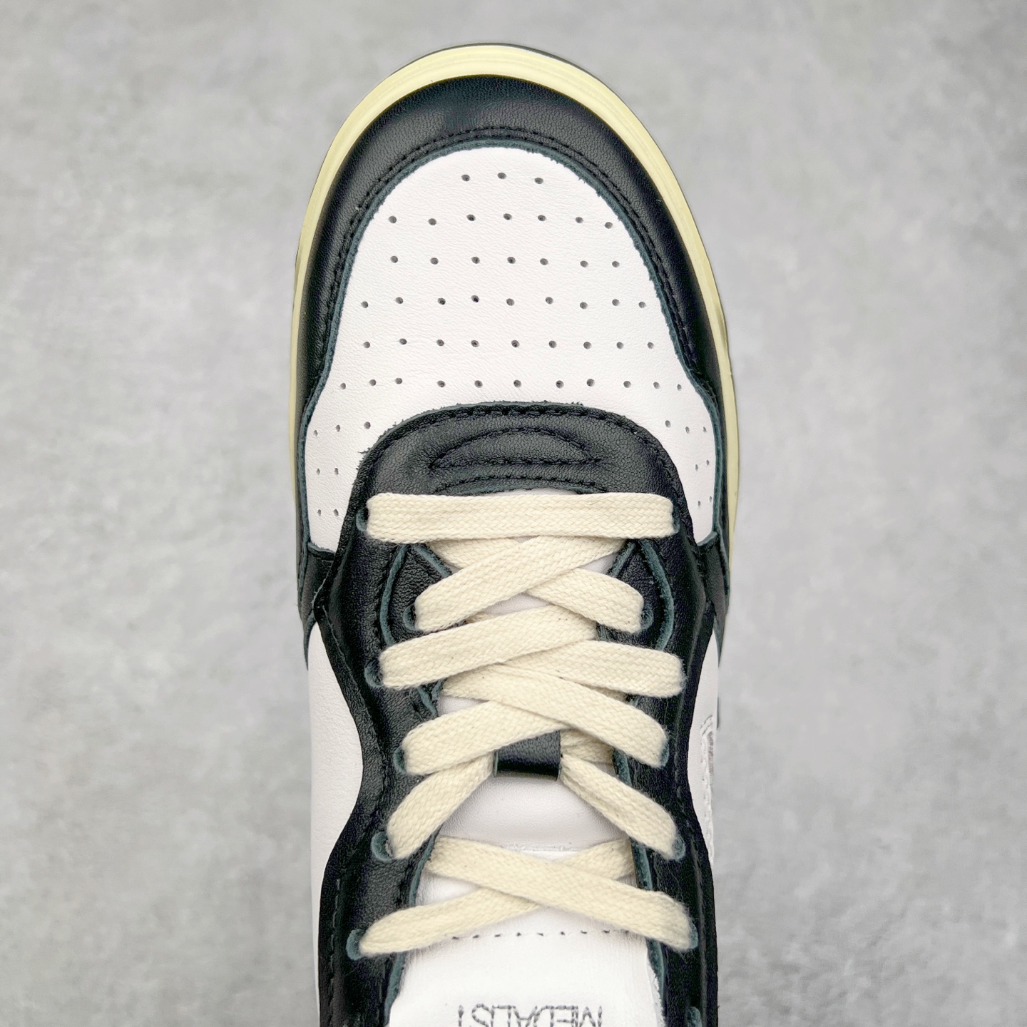 图片[4]-韩国小众品牌Autry纯原代工厂出品 相信很多热爱小白鞋的潮流人士对这个品牌应该都不会陌生 韩国风欧美风日常百搭经典小白鞋 朴彩英Rose同款、刘雯、车静媛、好多明星博主都穿过…Autry标志性的美国旗帜图案 火爆全球专柜官网断码断货 每一款鞋都有着简单线条和内敛细节设计 厚实发黄的鞋底和鞋面标签带是它的经典标识 鞋头的设计也比较立体 不会很扁 显得整个鞋型都非常好看 做旧发黄的鞋底有3.5厘米的厚度 很有复古的味道 但是一点也不会硬 采用原版进口小牛皮 面料柔软舒适 Q弹垫脚 上脚柔软有弹力 尺码：35 36 37 38 39 40 41 42 43 44-选品中心