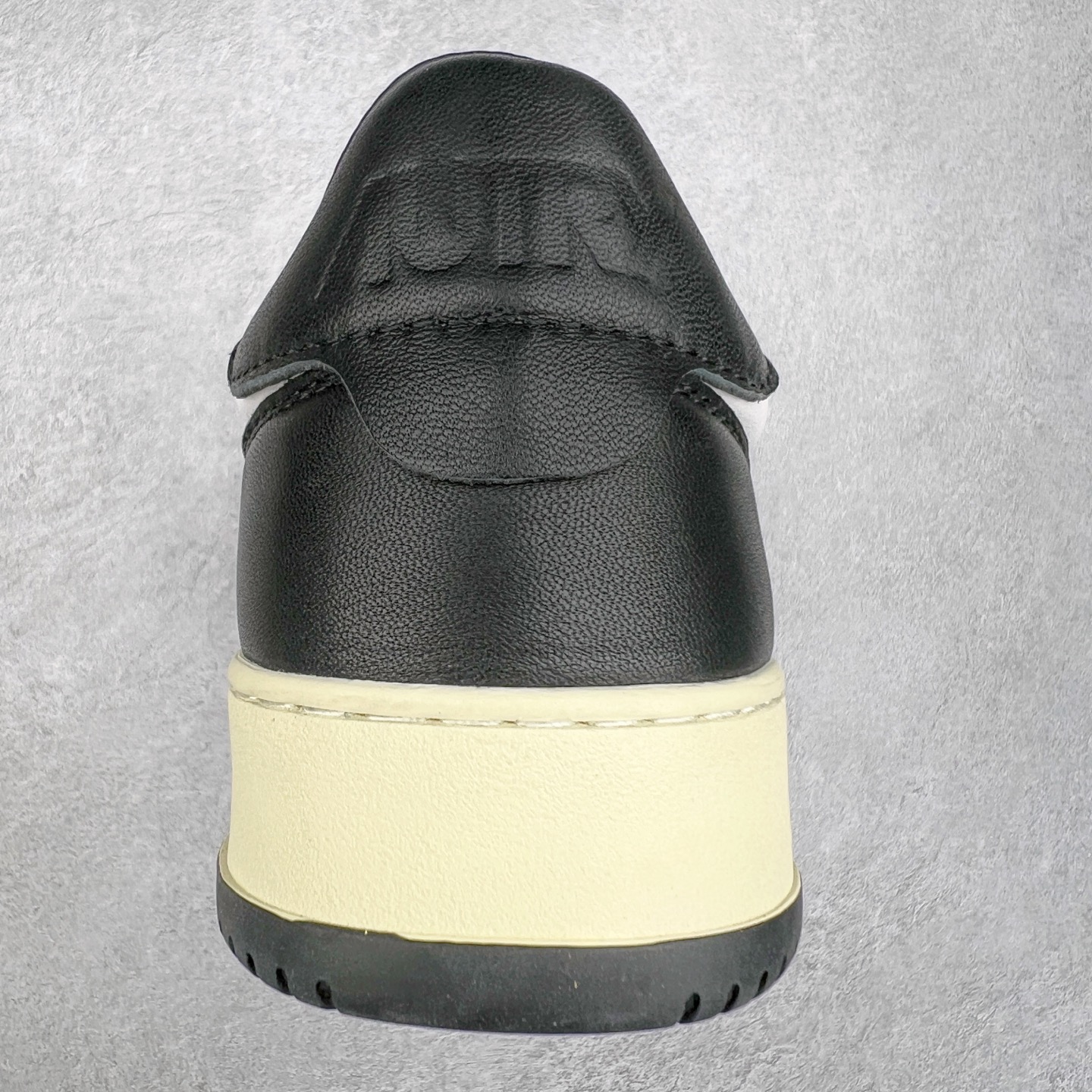 图片[8]-韩国小众品牌Autry纯原代工厂出品 相信很多热爱小白鞋的潮流人士对这个品牌应该都不会陌生 韩国风欧美风日常百搭经典小白鞋 朴彩英Rose同款、刘雯、车静媛、好多明星博主都穿过…Autry标志性的美国旗帜图案 火爆全球专柜官网断码断货 每一款鞋都有着简单线条和内敛细节设计 厚实发黄的鞋底和鞋面标签带是它的经典标识 鞋头的设计也比较立体 不会很扁 显得整个鞋型都非常好看 做旧发黄的鞋底有3.5厘米的厚度 很有复古的味道 但是一点也不会硬 采用原版进口小牛皮 面料柔软舒适 Q弹垫脚 上脚柔软有弹力 尺码：35 36 37 38 39 40 41 42 43 44-选品中心