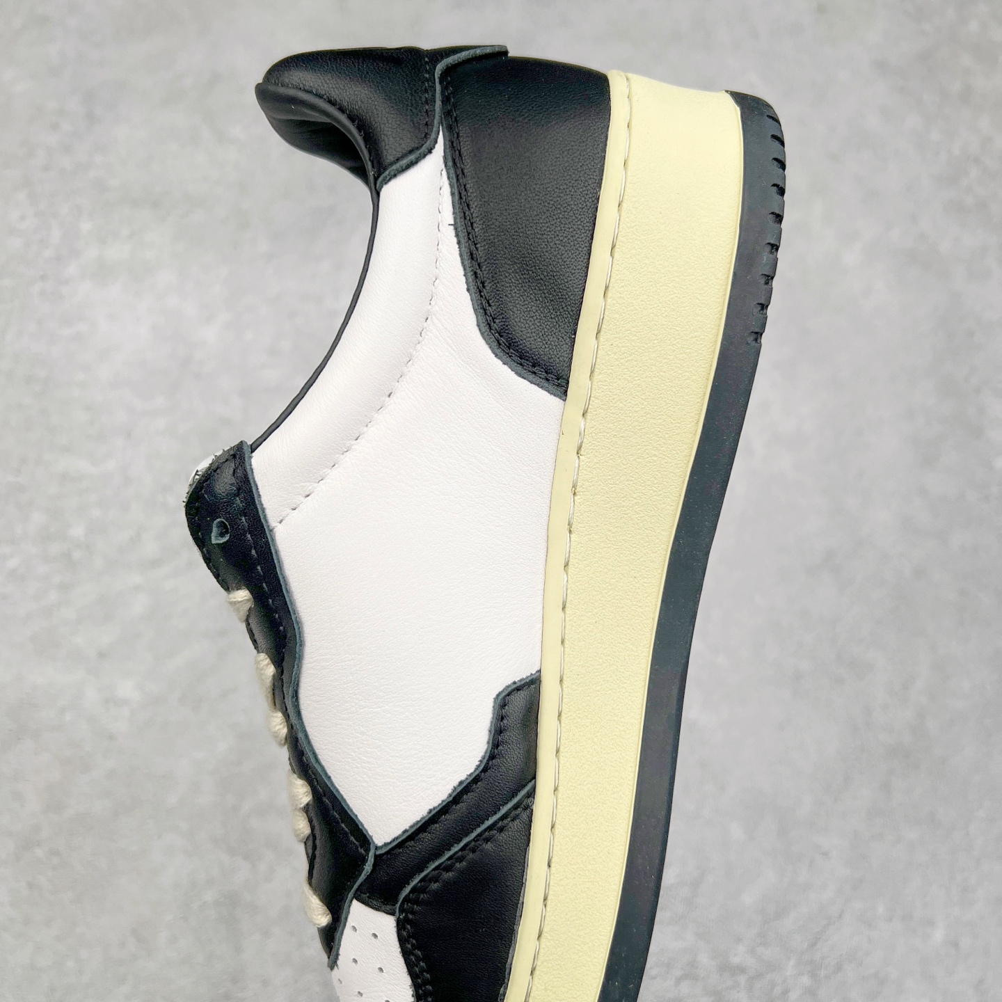 图片[7]-韩国小众品牌Autry纯原代工厂出品 相信很多热爱小白鞋的潮流人士对这个品牌应该都不会陌生 韩国风欧美风日常百搭经典小白鞋 朴彩英Rose同款、刘雯、车静媛、好多明星博主都穿过…Autry标志性的美国旗帜图案 火爆全球专柜官网断码断货 每一款鞋都有着简单线条和内敛细节设计 厚实发黄的鞋底和鞋面标签带是它的经典标识 鞋头的设计也比较立体 不会很扁 显得整个鞋型都非常好看 做旧发黄的鞋底有3.5厘米的厚度 很有复古的味道 但是一点也不会硬 采用原版进口小牛皮 面料柔软舒适 Q弹垫脚 上脚柔软有弹力 尺码：35 36 37 38 39 40 41 42 43 44-选品中心