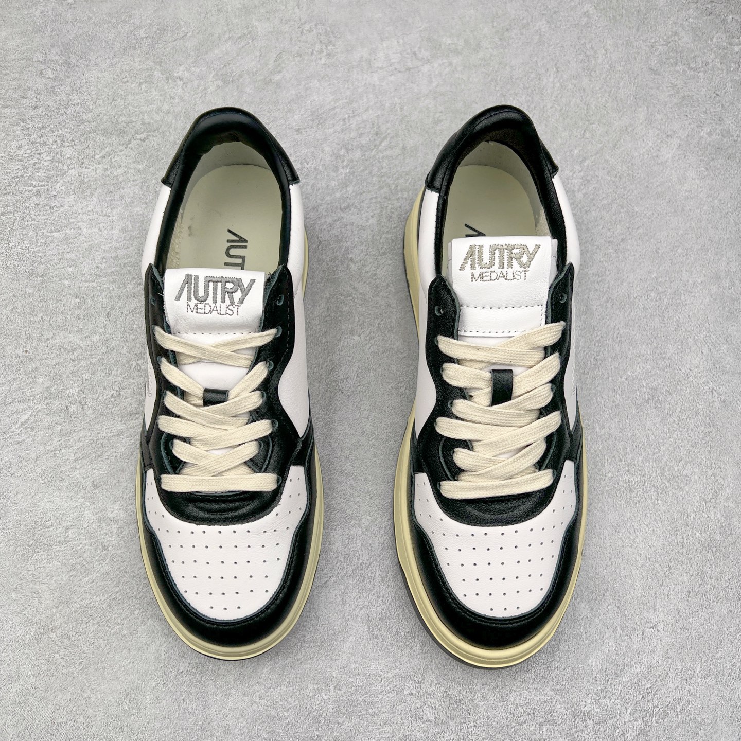 图片[2]-韩国小众品牌Autry纯原代工厂出品 相信很多热爱小白鞋的潮流人士对这个品牌应该都不会陌生 韩国风欧美风日常百搭经典小白鞋 朴彩英Rose同款、刘雯、车静媛、好多明星博主都穿过…Autry标志性的美国旗帜图案 火爆全球专柜官网断码断货 每一款鞋都有着简单线条和内敛细节设计 厚实发黄的鞋底和鞋面标签带是它的经典标识 鞋头的设计也比较立体 不会很扁 显得整个鞋型都非常好看 做旧发黄的鞋底有3.5厘米的厚度 很有复古的味道 但是一点也不会硬 采用原版进口小牛皮 面料柔软舒适 Q弹垫脚 上脚柔软有弹力 尺码：35 36 37 38 39 40 41 42 43 44-选品中心