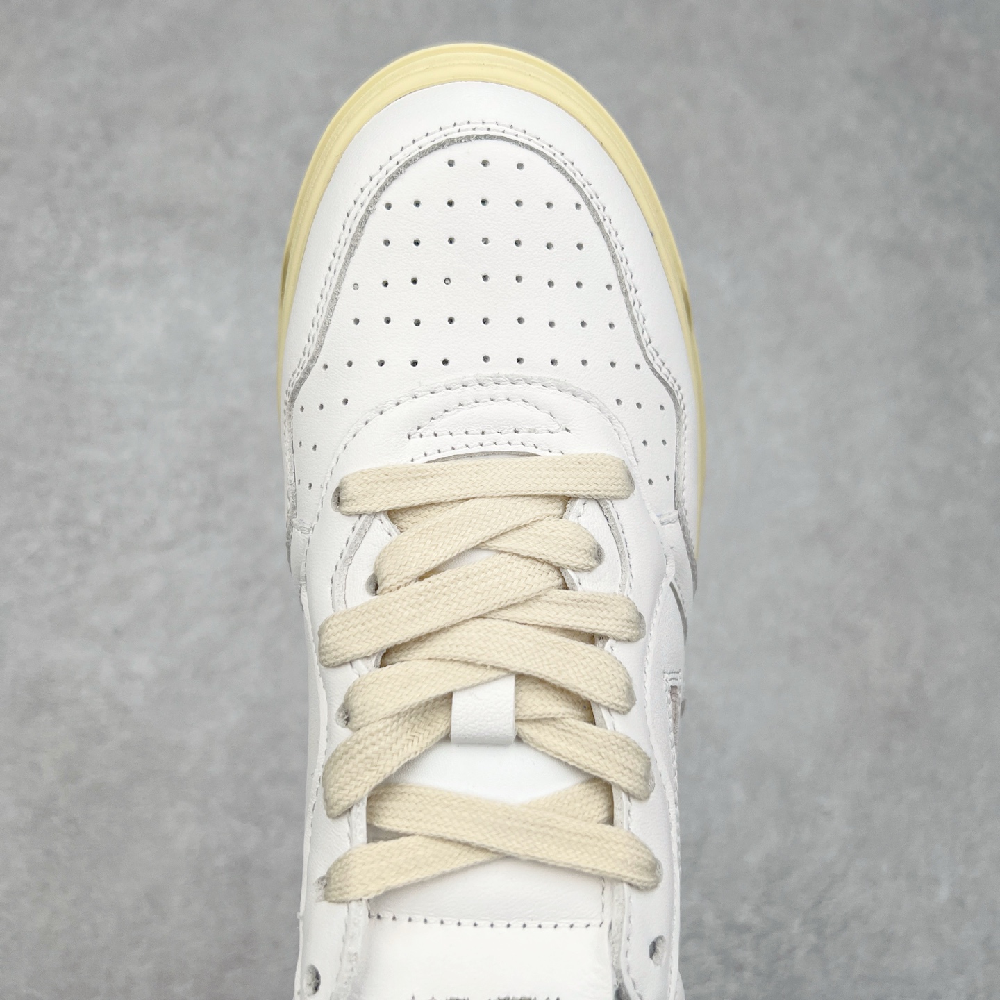 图片[4]-韩国小众品牌Autry纯原代工厂出品 相信很多热爱小白鞋的潮流人士对这个品牌应该都不会陌生 韩国风欧美风日常百搭经典小白鞋 朴彩英Rose同款、刘雯、车静媛、好多明星博主都穿过…Autry标志性的美国旗帜图案 火爆全球专柜官网断码断货 每一款鞋都有着简单线条和内敛细节设计 厚实发黄的鞋底和鞋面标签带是它的经典标识 鞋头的设计也比较立体 不会很扁 显得整个鞋型都非常好看 做旧发黄的鞋底有3.5厘米的厚度 很有复古的味道 但是一点也不会硬 采用原版进口小牛皮 面料柔软舒适 Q弹垫脚 上脚柔软有弹力 尺码：35 36 37 38 39 40 41 42 43 44-选品中心