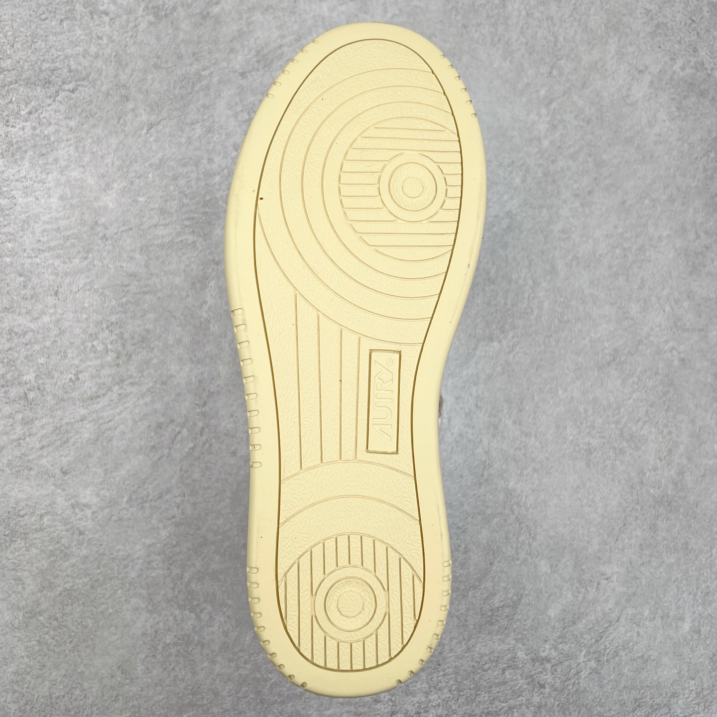 图片[9]-韩国小众品牌Autry纯原代工厂出品 相信很多热爱小白鞋的潮流人士对这个品牌应该都不会陌生 韩国风欧美风日常百搭经典小白鞋 朴彩英Rose同款、刘雯、车静媛、好多明星博主都穿过…Autry标志性的美国旗帜图案 火爆全球专柜官网断码断货 每一款鞋都有着简单线条和内敛细节设计 厚实发黄的鞋底和鞋面标签带是它的经典标识 鞋头的设计也比较立体 不会很扁 显得整个鞋型都非常好看 做旧发黄的鞋底有3.5厘米的厚度 很有复古的味道 但是一点也不会硬 采用原版进口小牛皮 面料柔软舒适 Q弹垫脚 上脚柔软有弹力 尺码：35 36 37 38 39 40 41 42 43 44-选品中心