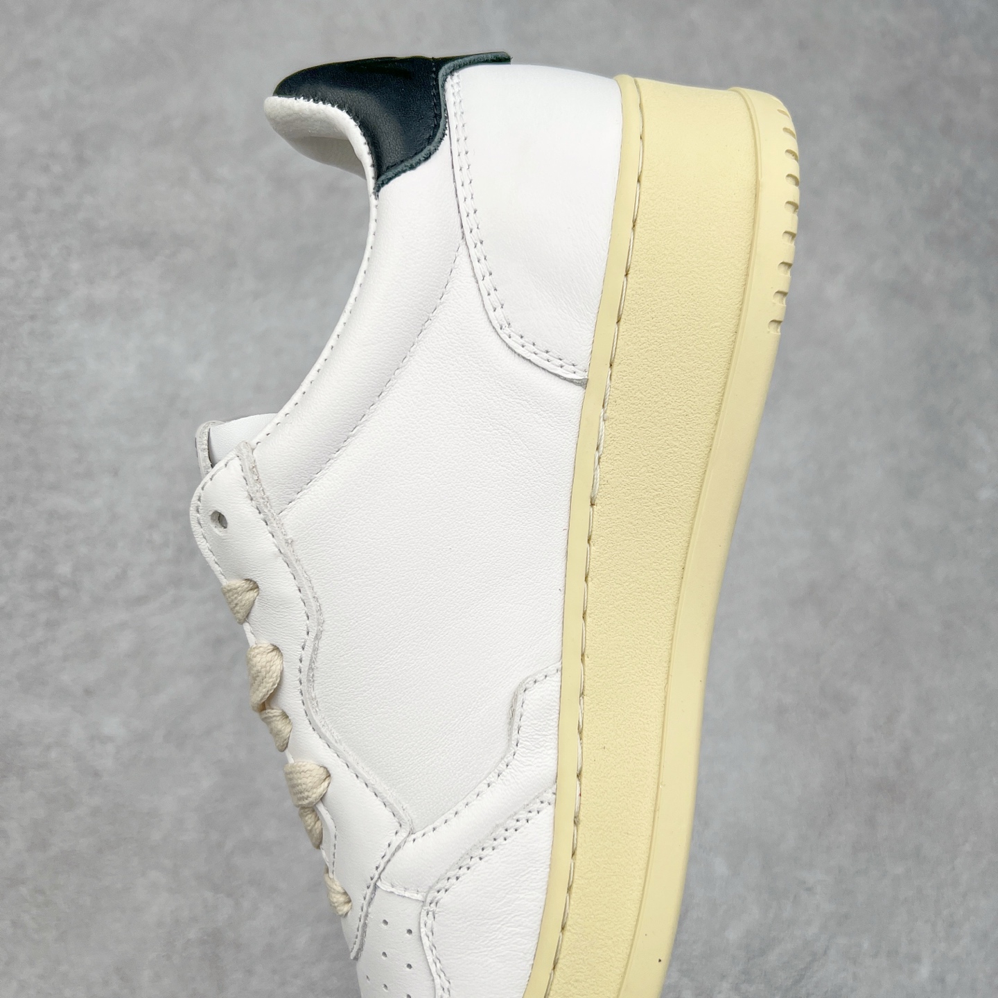 图片[7]-韩国小众品牌Autry纯原代工厂出品 相信很多热爱小白鞋的潮流人士对这个品牌应该都不会陌生 韩国风欧美风日常百搭经典小白鞋 朴彩英Rose同款、刘雯、车静媛、好多明星博主都穿过…Autry标志性的美国旗帜图案 火爆全球专柜官网断码断货 每一款鞋都有着简单线条和内敛细节设计 厚实发黄的鞋底和鞋面标签带是它的经典标识 鞋头的设计也比较立体 不会很扁 显得整个鞋型都非常好看 做旧发黄的鞋底有3.5厘米的厚度 很有复古的味道 但是一点也不会硬 采用原版进口小牛皮 面料柔软舒适 Q弹垫脚 上脚柔软有弹力 尺码：35 36 37 38 39 40 41 42 43 44-选品中心