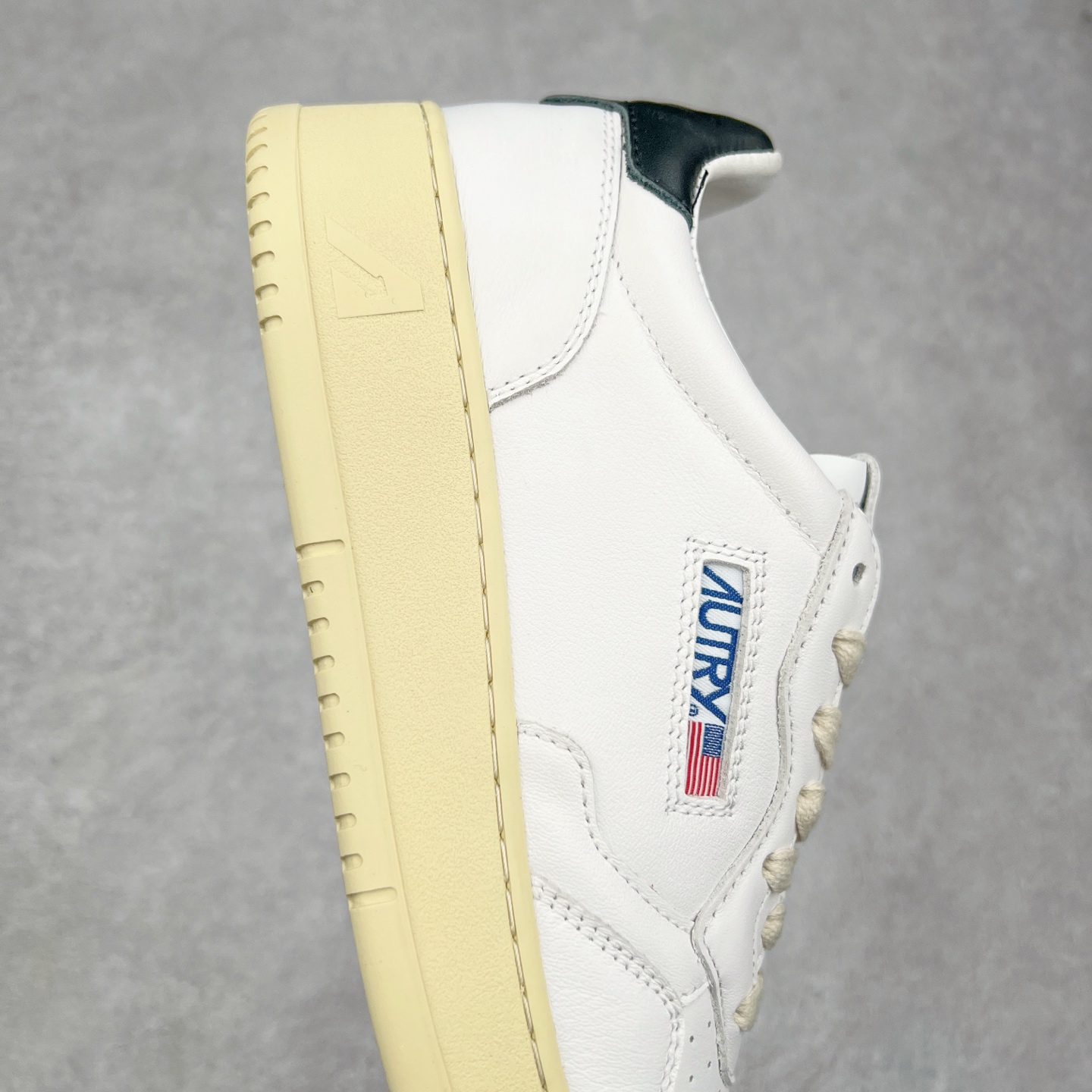 图片[6]-韩国小众品牌Autry纯原代工厂出品 相信很多热爱小白鞋的潮流人士对这个品牌应该都不会陌生 韩国风欧美风日常百搭经典小白鞋 朴彩英Rose同款、刘雯、车静媛、好多明星博主都穿过…Autry标志性的美国旗帜图案 火爆全球专柜官网断码断货 每一款鞋都有着简单线条和内敛细节设计 厚实发黄的鞋底和鞋面标签带是它的经典标识 鞋头的设计也比较立体 不会很扁 显得整个鞋型都非常好看 做旧发黄的鞋底有3.5厘米的厚度 很有复古的味道 但是一点也不会硬 采用原版进口小牛皮 面料柔软舒适 Q弹垫脚 上脚柔软有弹力 尺码：35 36 37 38 39 40 41 42 43 44-选品中心