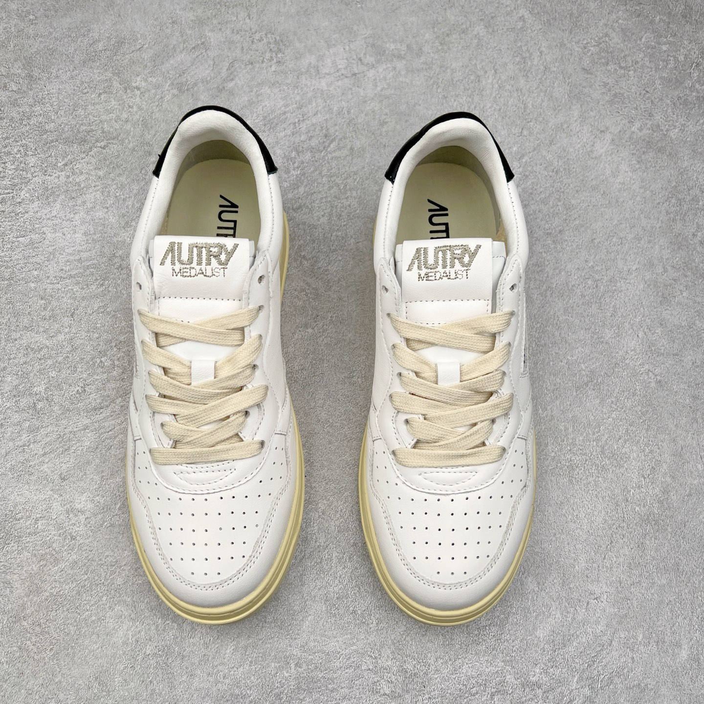 图片[2]-韩国小众品牌Autry纯原代工厂出品 相信很多热爱小白鞋的潮流人士对这个品牌应该都不会陌生 韩国风欧美风日常百搭经典小白鞋 朴彩英Rose同款、刘雯、车静媛、好多明星博主都穿过…Autry标志性的美国旗帜图案 火爆全球专柜官网断码断货 每一款鞋都有着简单线条和内敛细节设计 厚实发黄的鞋底和鞋面标签带是它的经典标识 鞋头的设计也比较立体 不会很扁 显得整个鞋型都非常好看 做旧发黄的鞋底有3.5厘米的厚度 很有复古的味道 但是一点也不会硬 采用原版进口小牛皮 面料柔软舒适 Q弹垫脚 上脚柔软有弹力 尺码：35 36 37 38 39 40 41 42 43 44-选品中心