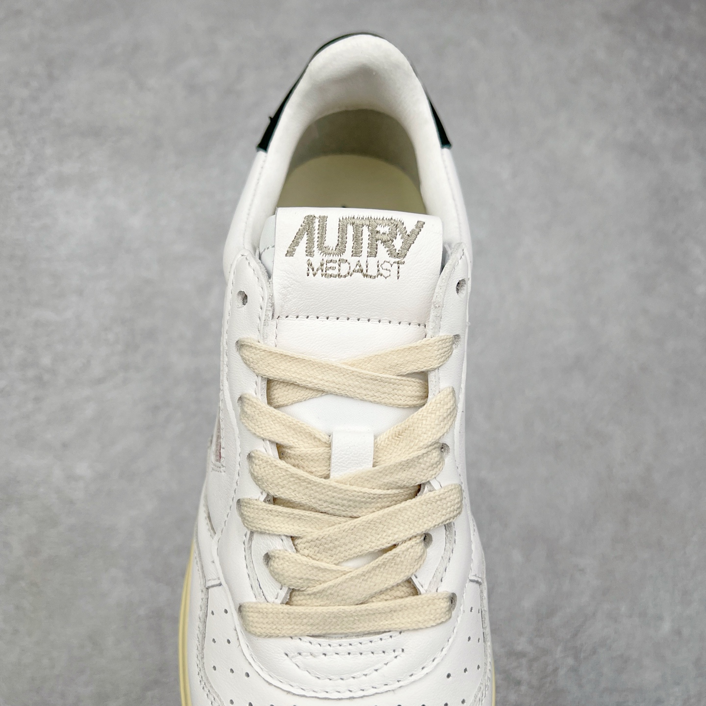 图片[5]-韩国小众品牌Autry纯原代工厂出品 相信很多热爱小白鞋的潮流人士对这个品牌应该都不会陌生 韩国风欧美风日常百搭经典小白鞋 朴彩英Rose同款、刘雯、车静媛、好多明星博主都穿过…Autry标志性的美国旗帜图案 火爆全球专柜官网断码断货 每一款鞋都有着简单线条和内敛细节设计 厚实发黄的鞋底和鞋面标签带是它的经典标识 鞋头的设计也比较立体 不会很扁 显得整个鞋型都非常好看 做旧发黄的鞋底有3.5厘米的厚度 很有复古的味道 但是一点也不会硬 采用原版进口小牛皮 面料柔软舒适 Q弹垫脚 上脚柔软有弹力 尺码：35 36 37 38 39 40 41 42 43 44-选品中心