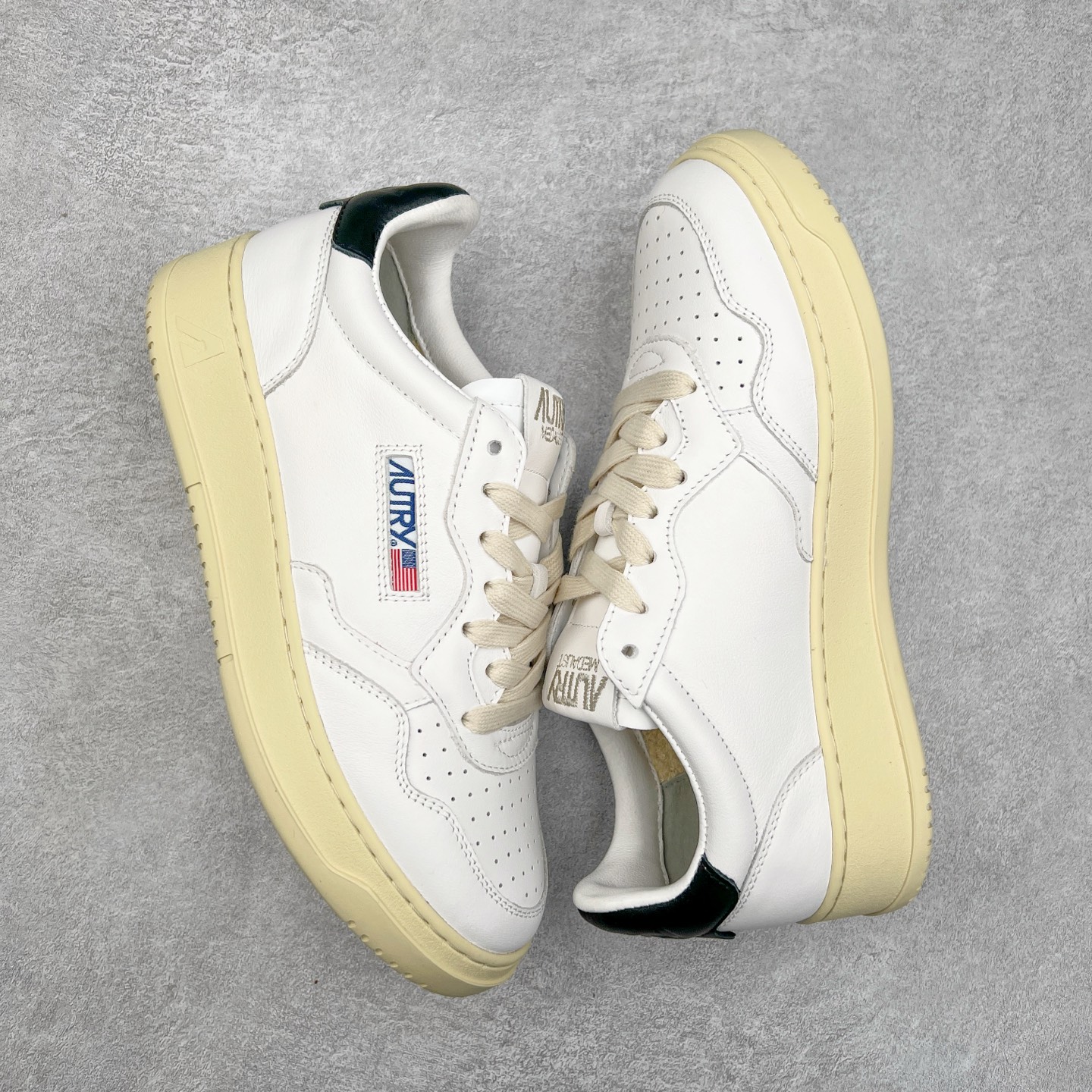 图片[3]-韩国小众品牌Autry纯原代工厂出品 相信很多热爱小白鞋的潮流人士对这个品牌应该都不会陌生 韩国风欧美风日常百搭经典小白鞋 朴彩英Rose同款、刘雯、车静媛、好多明星博主都穿过…Autry标志性的美国旗帜图案 火爆全球专柜官网断码断货 每一款鞋都有着简单线条和内敛细节设计 厚实发黄的鞋底和鞋面标签带是它的经典标识 鞋头的设计也比较立体 不会很扁 显得整个鞋型都非常好看 做旧发黄的鞋底有3.5厘米的厚度 很有复古的味道 但是一点也不会硬 采用原版进口小牛皮 面料柔软舒适 Q弹垫脚 上脚柔软有弹力 尺码：35 36 37 38 39 40 41 42 43 44-选品中心