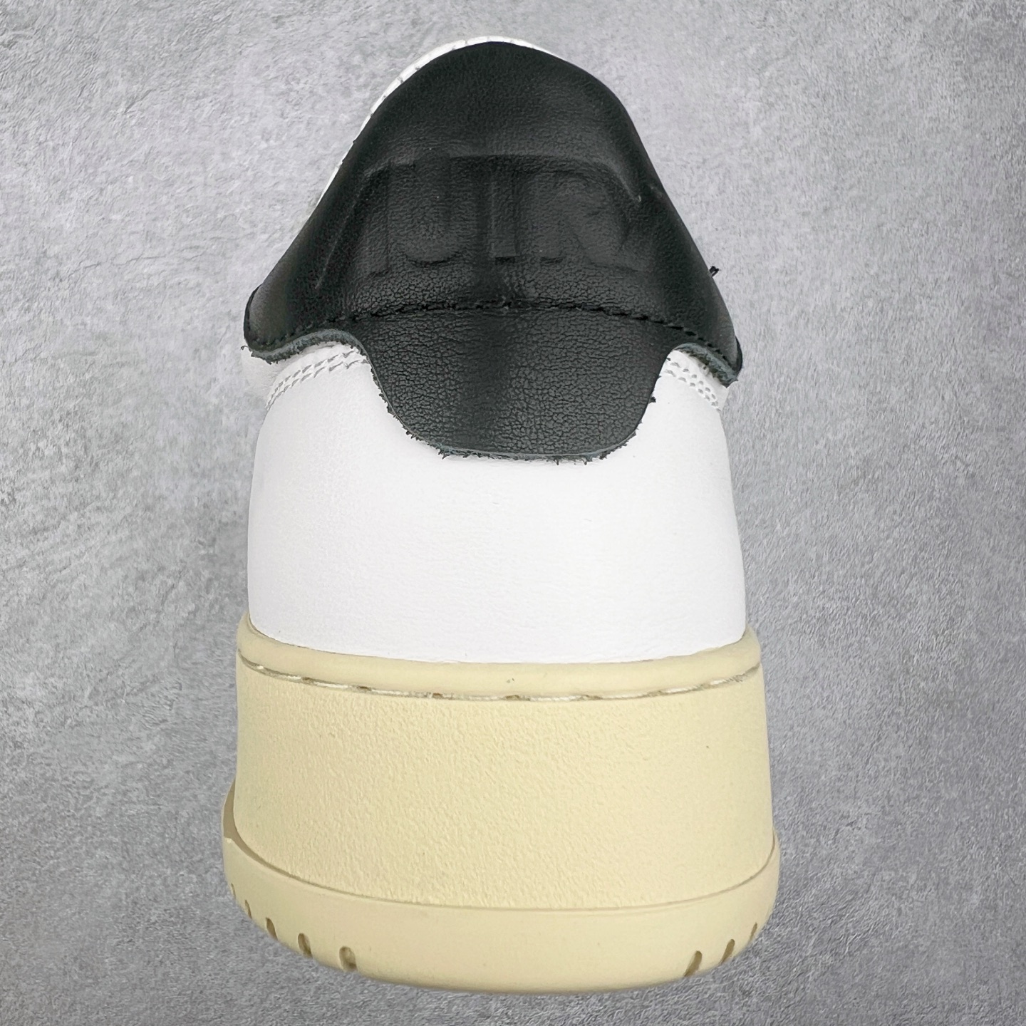 图片[8]-韩国小众品牌Autry纯原代工厂出品 相信很多热爱小白鞋的潮流人士对这个品牌应该都不会陌生 韩国风欧美风日常百搭经典小白鞋 朴彩英Rose同款、刘雯、车静媛、好多明星博主都穿过…Autry标志性的美国旗帜图案 火爆全球专柜官网断码断货 每一款鞋都有着简单线条和内敛细节设计 厚实发黄的鞋底和鞋面标签带是它的经典标识 鞋头的设计也比较立体 不会很扁 显得整个鞋型都非常好看 做旧发黄的鞋底有3.5厘米的厚度 很有复古的味道 但是一点也不会硬 采用原版进口小牛皮 面料柔软舒适 Q弹垫脚 上脚柔软有弹力 尺码：35 36 37 38 39 40 41 42 43 44-选品中心