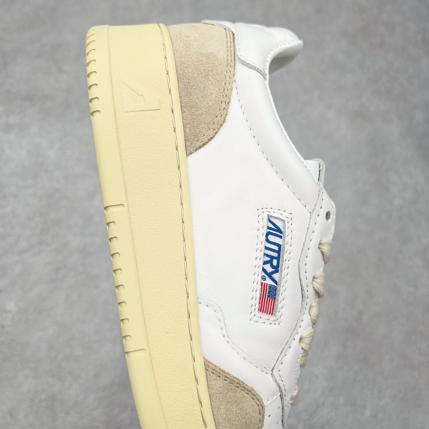 图片[6]-韩国小众品牌Autry纯原代工厂出品 相信很多热爱小白鞋的潮流人士对这个品牌应该都不会陌生 韩国风欧美风日常百搭经典小白鞋 朴彩英Rose同款、刘雯、车静媛、好多明星博主都穿过…Autry标志性的美国旗帜图案 火爆全球专柜官网断码断货 每一款鞋都有着简单线条和内敛细节设计 厚实发黄的鞋底和鞋面标签带是它的经典标识 鞋头的设计也比较立体 不会很扁 显得整个鞋型都非常好看 做旧发黄的鞋底有3.5厘米的厚度 很有复古的味道 但是一点也不会硬 采用原版进口小牛皮 面料柔软舒适 Q弹垫脚 上脚柔软有弹力 尺码：35 36 37 38 39 40 41 42 43 44-选品中心