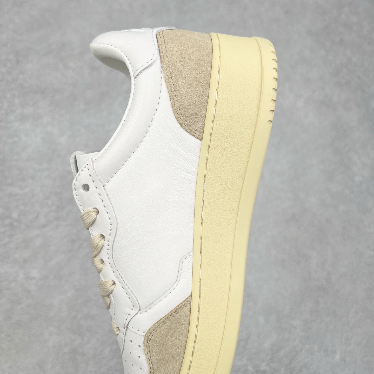 图片[7]-韩国小众品牌Autry纯原代工厂出品 相信很多热爱小白鞋的潮流人士对这个品牌应该都不会陌生 韩国风欧美风日常百搭经典小白鞋 朴彩英Rose同款、刘雯、车静媛、好多明星博主都穿过…Autry标志性的美国旗帜图案 火爆全球专柜官网断码断货 每一款鞋都有着简单线条和内敛细节设计 厚实发黄的鞋底和鞋面标签带是它的经典标识 鞋头的设计也比较立体 不会很扁 显得整个鞋型都非常好看 做旧发黄的鞋底有3.5厘米的厚度 很有复古的味道 但是一点也不会硬 采用原版进口小牛皮 面料柔软舒适 Q弹垫脚 上脚柔软有弹力 尺码：35 36 37 38 39 40 41 42 43 44-选品中心