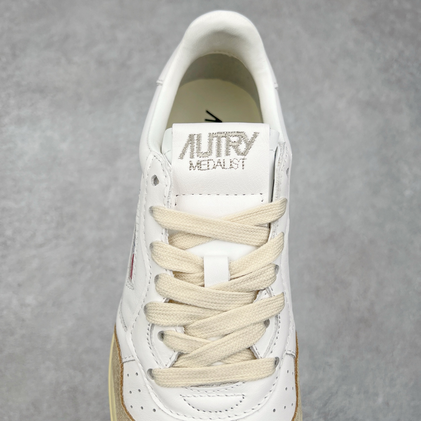 图片[5]-韩国小众品牌Autry纯原代工厂出品 相信很多热爱小白鞋的潮流人士对这个品牌应该都不会陌生 韩国风欧美风日常百搭经典小白鞋 朴彩英Rose同款、刘雯、车静媛、好多明星博主都穿过…Autry标志性的美国旗帜图案 火爆全球专柜官网断码断货 每一款鞋都有着简单线条和内敛细节设计 厚实发黄的鞋底和鞋面标签带是它的经典标识 鞋头的设计也比较立体 不会很扁 显得整个鞋型都非常好看 做旧发黄的鞋底有3.5厘米的厚度 很有复古的味道 但是一点也不会硬 采用原版进口小牛皮 面料柔软舒适 Q弹垫脚 上脚柔软有弹力 尺码：35 36 37 38 39 40 41 42 43 44-选品中心