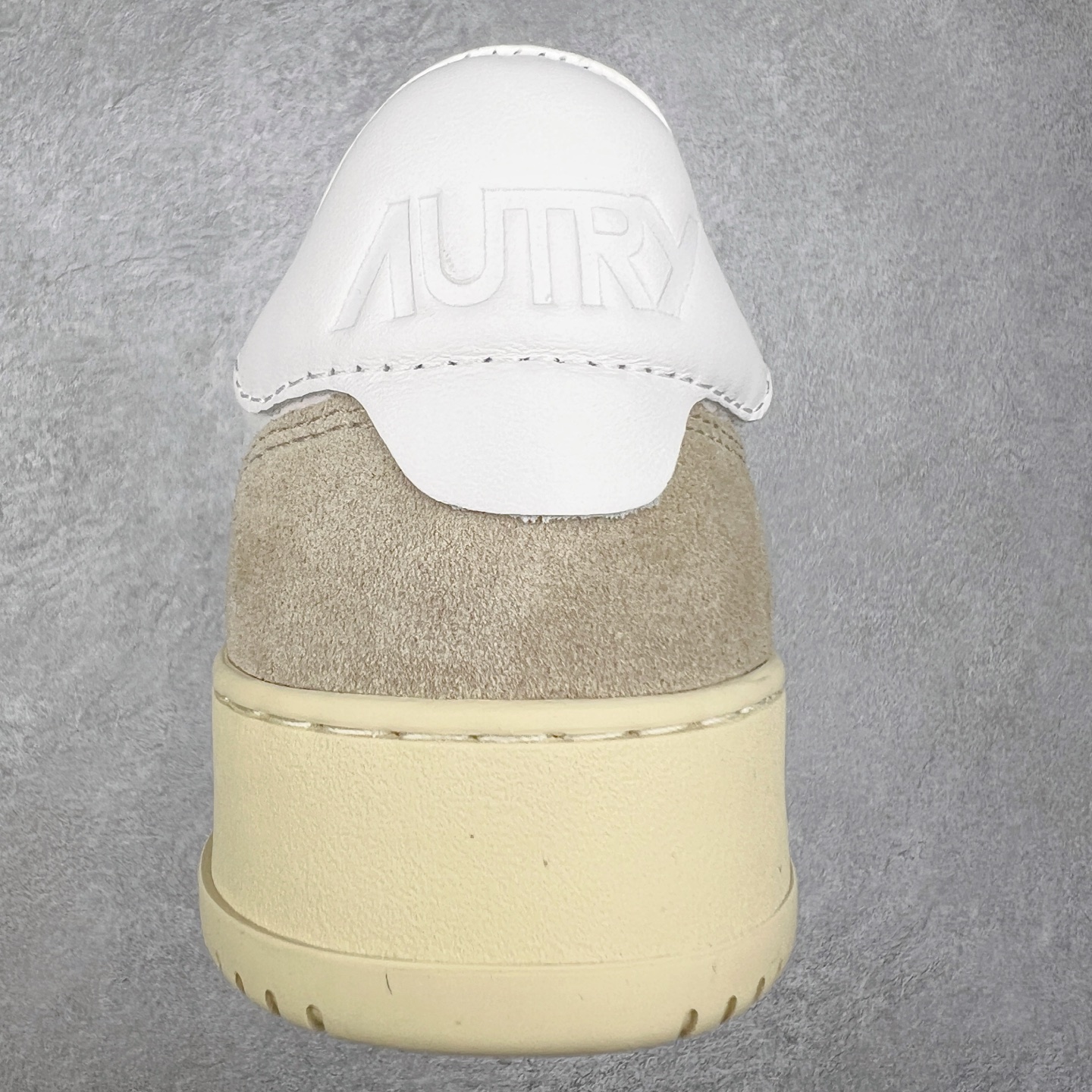 图片[8]-韩国小众品牌Autry纯原代工厂出品 相信很多热爱小白鞋的潮流人士对这个品牌应该都不会陌生 韩国风欧美风日常百搭经典小白鞋 朴彩英Rose同款、刘雯、车静媛、好多明星博主都穿过…Autry标志性的美国旗帜图案 火爆全球专柜官网断码断货 每一款鞋都有着简单线条和内敛细节设计 厚实发黄的鞋底和鞋面标签带是它的经典标识 鞋头的设计也比较立体 不会很扁 显得整个鞋型都非常好看 做旧发黄的鞋底有3.5厘米的厚度 很有复古的味道 但是一点也不会硬 采用原版进口小牛皮 面料柔软舒适 Q弹垫脚 上脚柔软有弹力 尺码：35 36 37 38 39 40 41 42 43 44-选品中心