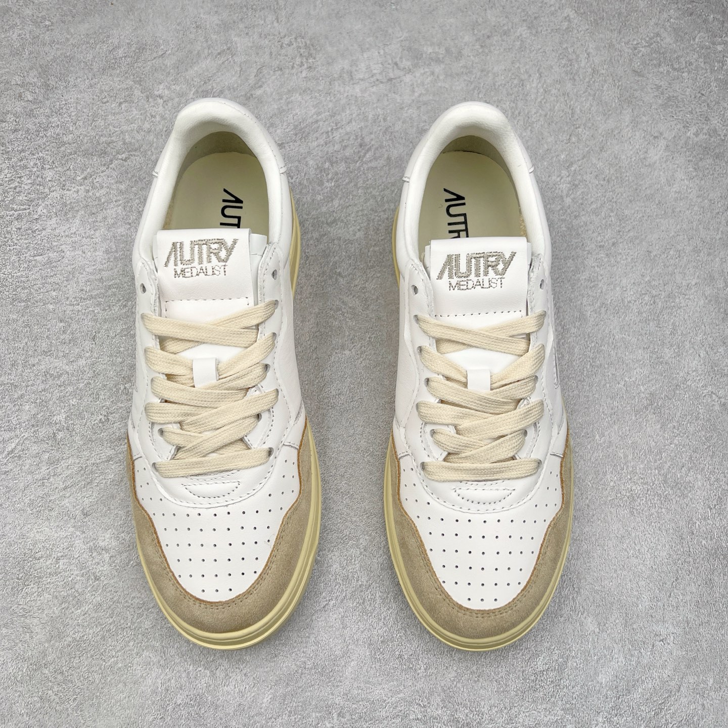 图片[2]-韩国小众品牌Autry纯原代工厂出品 相信很多热爱小白鞋的潮流人士对这个品牌应该都不会陌生 韩国风欧美风日常百搭经典小白鞋 朴彩英Rose同款、刘雯、车静媛、好多明星博主都穿过…Autry标志性的美国旗帜图案 火爆全球专柜官网断码断货 每一款鞋都有着简单线条和内敛细节设计 厚实发黄的鞋底和鞋面标签带是它的经典标识 鞋头的设计也比较立体 不会很扁 显得整个鞋型都非常好看 做旧发黄的鞋底有3.5厘米的厚度 很有复古的味道 但是一点也不会硬 采用原版进口小牛皮 面料柔软舒适 Q弹垫脚 上脚柔软有弹力 尺码：35 36 37 38 39 40 41 42 43 44-选品中心