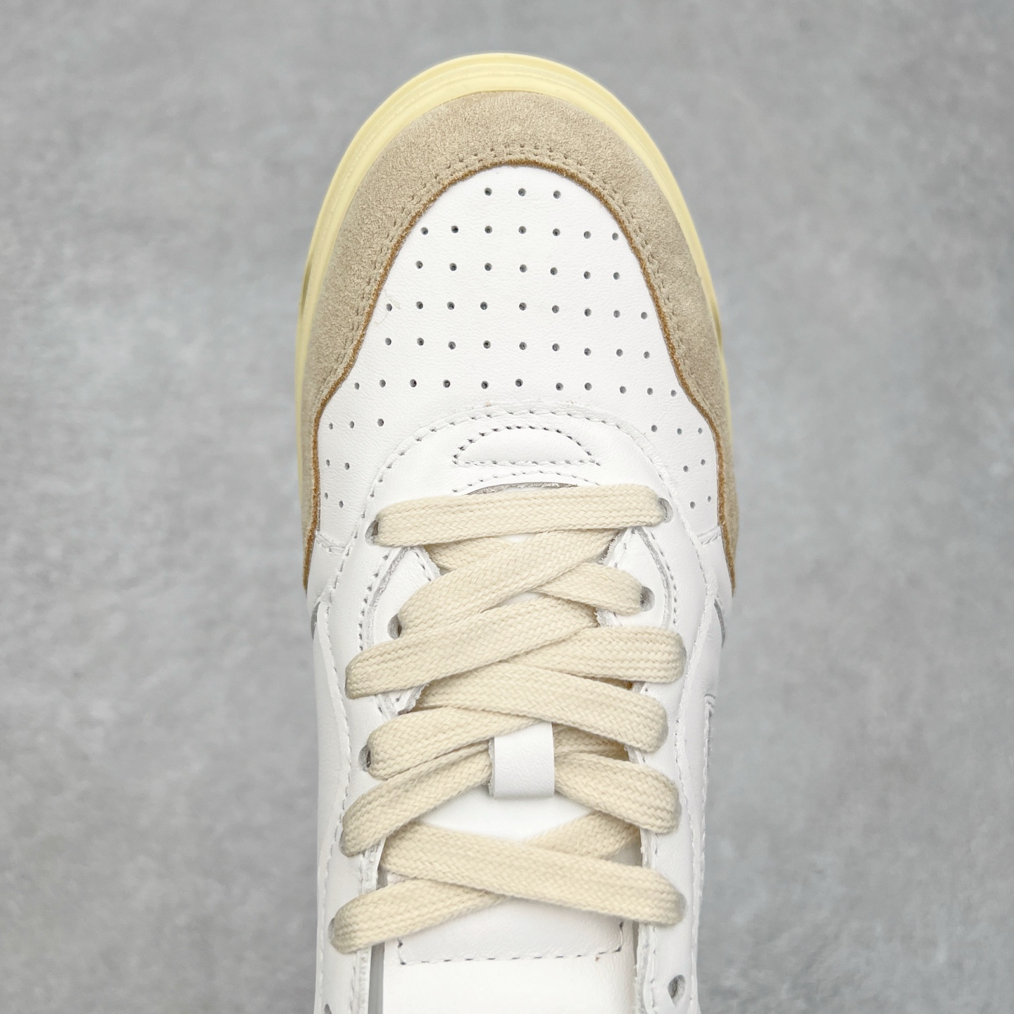 图片[4]-韩国小众品牌Autry纯原代工厂出品 相信很多热爱小白鞋的潮流人士对这个品牌应该都不会陌生 韩国风欧美风日常百搭经典小白鞋 朴彩英Rose同款、刘雯、车静媛、好多明星博主都穿过…Autry标志性的美国旗帜图案 火爆全球专柜官网断码断货 每一款鞋都有着简单线条和内敛细节设计 厚实发黄的鞋底和鞋面标签带是它的经典标识 鞋头的设计也比较立体 不会很扁 显得整个鞋型都非常好看 做旧发黄的鞋底有3.5厘米的厚度 很有复古的味道 但是一点也不会硬 采用原版进口小牛皮 面料柔软舒适 Q弹垫脚 上脚柔软有弹力 尺码：35 36 37 38 39 40 41 42 43 44-选品中心