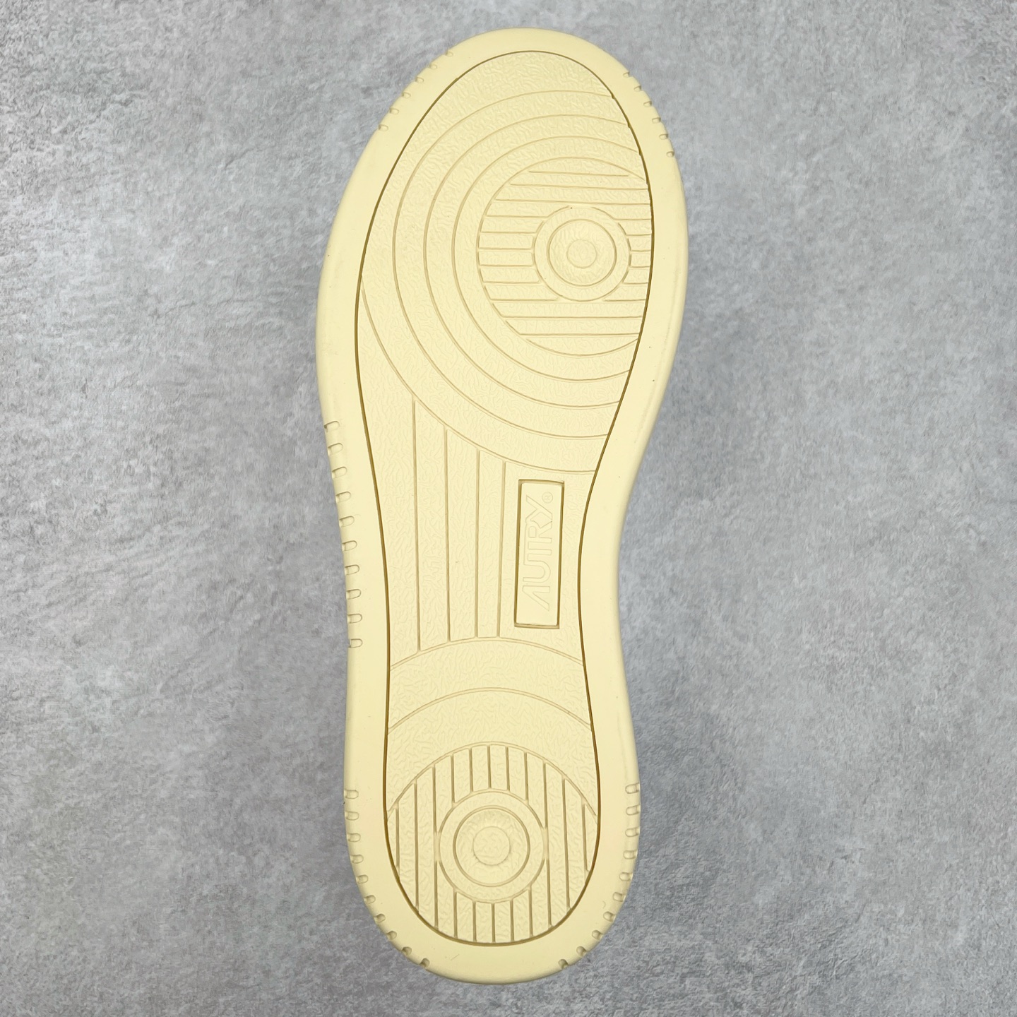 图片[9]-韩国小众品牌Autry纯原代工厂出品 相信很多热爱小白鞋的潮流人士对这个品牌应该都不会陌生 韩国风欧美风日常百搭经典小白鞋 朴彩英Rose同款、刘雯、车静媛、好多明星博主都穿过…Autry标志性的美国旗帜图案 火爆全球专柜官网断码断货 每一款鞋都有着简单线条和内敛细节设计 厚实发黄的鞋底和鞋面标签带是它的经典标识 鞋头的设计也比较立体 不会很扁 显得整个鞋型都非常好看 做旧发黄的鞋底有3.5厘米的厚度 很有复古的味道 但是一点也不会硬 采用原版进口小牛皮 面料柔软舒适 Q弹垫脚 上脚柔软有弹力 尺码：35 36 37 38 39 40 41 42 43 44-选品中心