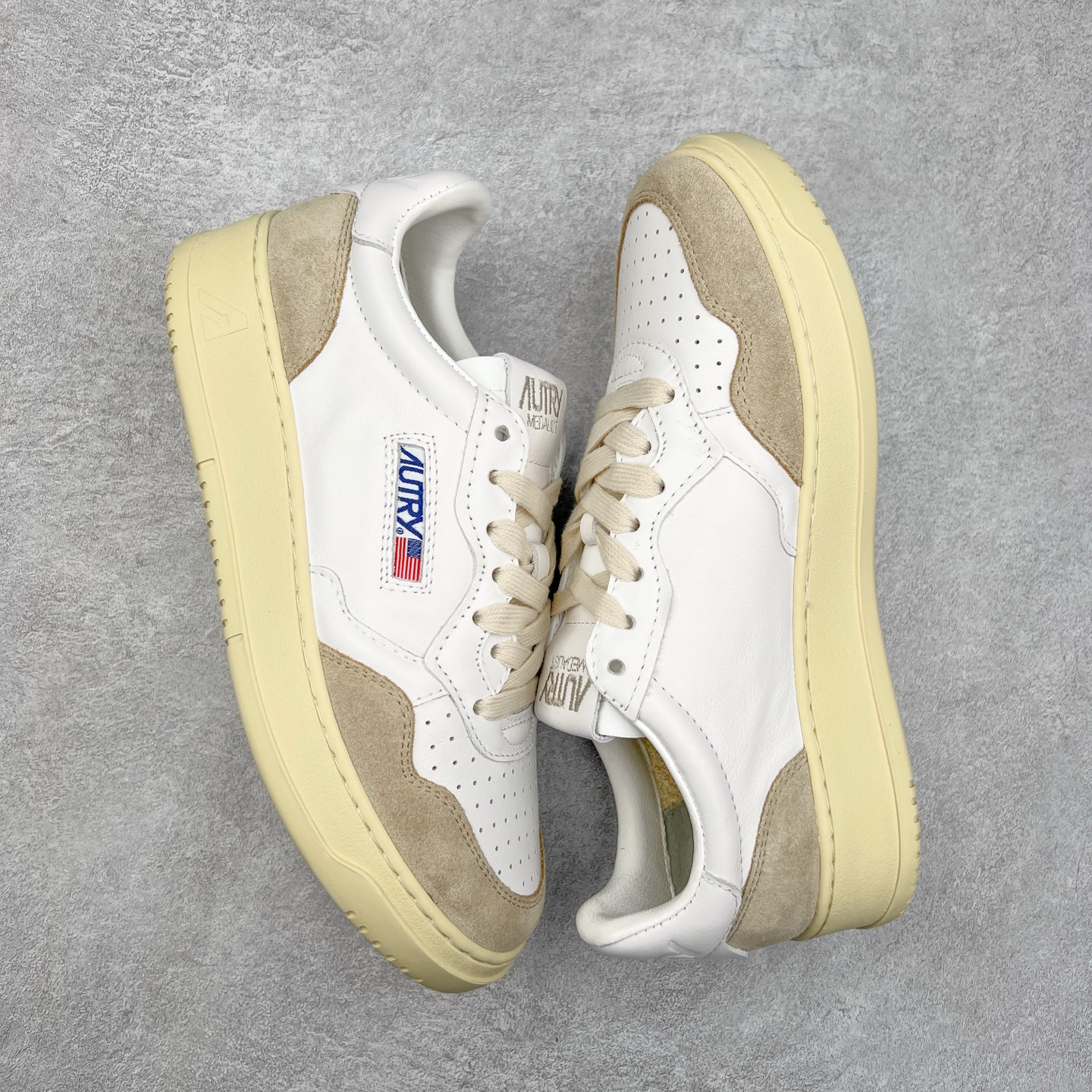 图片[3]-韩国小众品牌Autry纯原代工厂出品 相信很多热爱小白鞋的潮流人士对这个品牌应该都不会陌生 韩国风欧美风日常百搭经典小白鞋 朴彩英Rose同款、刘雯、车静媛、好多明星博主都穿过…Autry标志性的美国旗帜图案 火爆全球专柜官网断码断货 每一款鞋都有着简单线条和内敛细节设计 厚实发黄的鞋底和鞋面标签带是它的经典标识 鞋头的设计也比较立体 不会很扁 显得整个鞋型都非常好看 做旧发黄的鞋底有3.5厘米的厚度 很有复古的味道 但是一点也不会硬 采用原版进口小牛皮 面料柔软舒适 Q弹垫脚 上脚柔软有弹力 尺码：35 36 37 38 39 40 41 42 43 44-选品中心