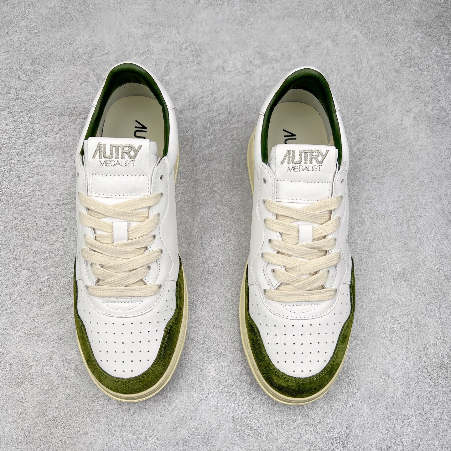 图片[2]-韩国小众品牌Autry纯原代工厂出品 相信很多热爱小白鞋的潮流人士对这个品牌应该都不会陌生 韩国风欧美风日常百搭经典小白鞋 朴彩英Rose同款、刘雯、车静媛、好多明星博主都穿过…Autry标志性的美国旗帜图案 火爆全球专柜官网断码断货 每一款鞋都有着简单线条和内敛细节设计 厚实发黄的鞋底和鞋面标签带是它的经典标识 鞋头的设计也比较立体 不会很扁 显得整个鞋型都非常好看 做旧发黄的鞋底有3.5厘米的厚度 很有复古的味道 但是一点也不会硬 采用原版进口小牛皮 面料柔软舒适 Q弹垫脚 上脚柔软有弹力 尺码：35 36 37 38 39 40 41 42 43 44-选品中心