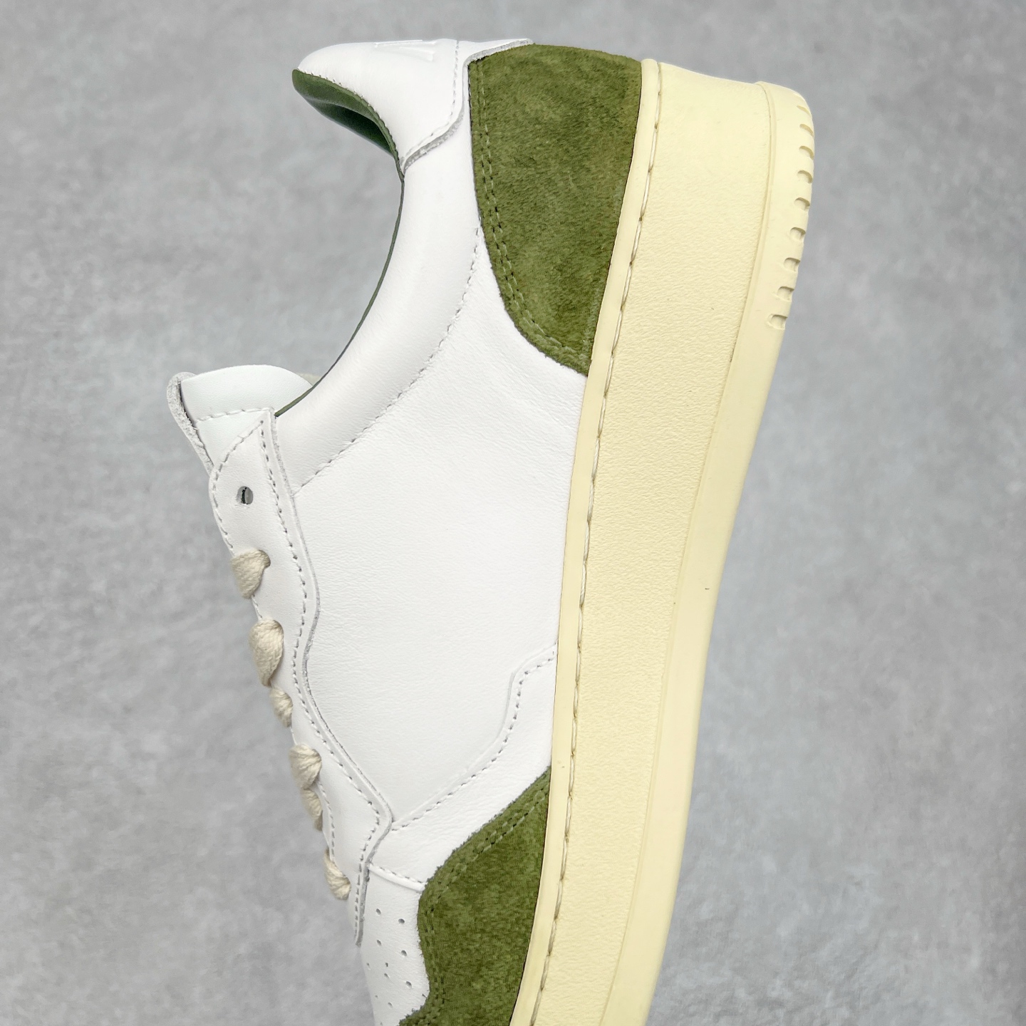 图片[7]-韩国小众品牌Autry纯原代工厂出品 相信很多热爱小白鞋的潮流人士对这个品牌应该都不会陌生 韩国风欧美风日常百搭经典小白鞋 朴彩英Rose同款、刘雯、车静媛、好多明星博主都穿过…Autry标志性的美国旗帜图案 火爆全球专柜官网断码断货 每一款鞋都有着简单线条和内敛细节设计 厚实发黄的鞋底和鞋面标签带是它的经典标识 鞋头的设计也比较立体 不会很扁 显得整个鞋型都非常好看 做旧发黄的鞋底有3.5厘米的厚度 很有复古的味道 但是一点也不会硬 采用原版进口小牛皮 面料柔软舒适 Q弹垫脚 上脚柔软有弹力 尺码：35 36 37 38 39 40 41 42 43 44-选品中心