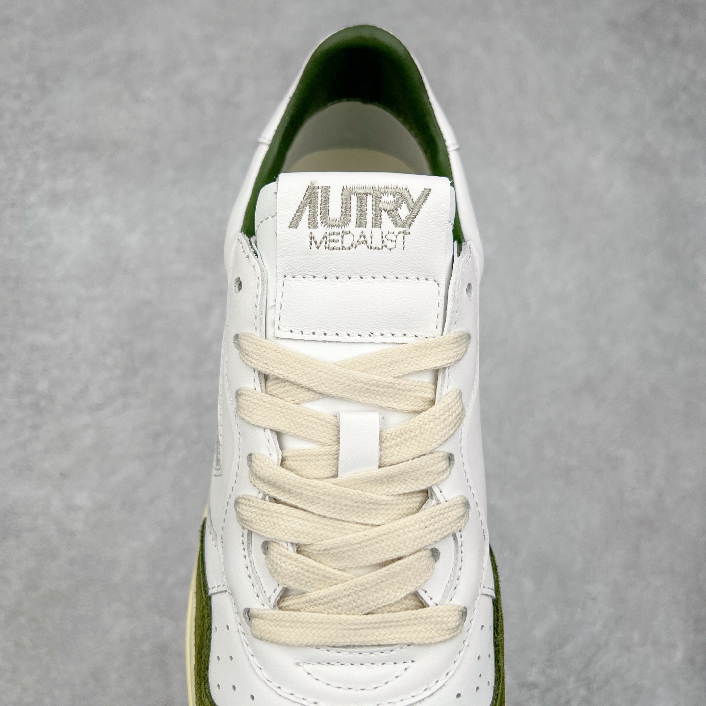 图片[5]-韩国小众品牌Autry纯原代工厂出品 相信很多热爱小白鞋的潮流人士对这个品牌应该都不会陌生 韩国风欧美风日常百搭经典小白鞋 朴彩英Rose同款、刘雯、车静媛、好多明星博主都穿过…Autry标志性的美国旗帜图案 火爆全球专柜官网断码断货 每一款鞋都有着简单线条和内敛细节设计 厚实发黄的鞋底和鞋面标签带是它的经典标识 鞋头的设计也比较立体 不会很扁 显得整个鞋型都非常好看 做旧发黄的鞋底有3.5厘米的厚度 很有复古的味道 但是一点也不会硬 采用原版进口小牛皮 面料柔软舒适 Q弹垫脚 上脚柔软有弹力 尺码：35 36 37 38 39 40 41 42 43 44-选品中心