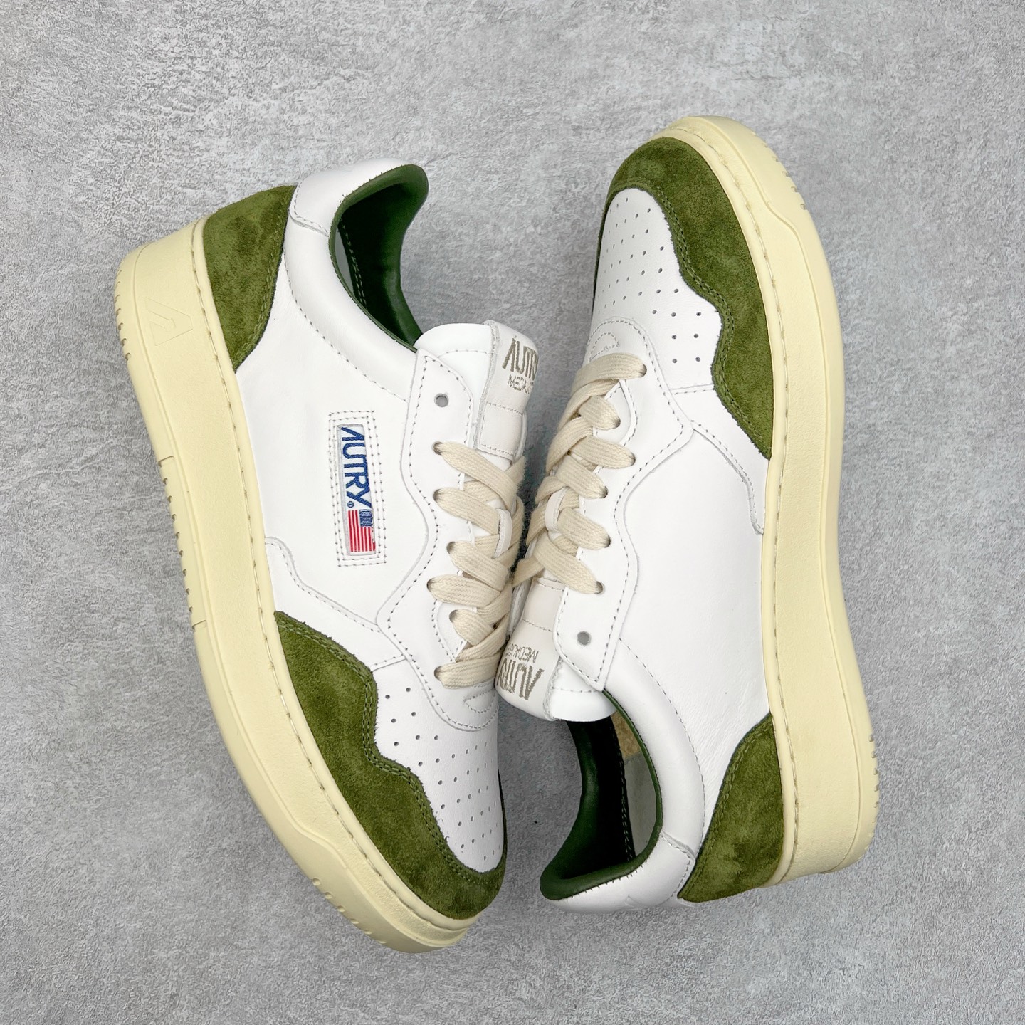 图片[3]-韩国小众品牌Autry纯原代工厂出品 相信很多热爱小白鞋的潮流人士对这个品牌应该都不会陌生 韩国风欧美风日常百搭经典小白鞋 朴彩英Rose同款、刘雯、车静媛、好多明星博主都穿过…Autry标志性的美国旗帜图案 火爆全球专柜官网断码断货 每一款鞋都有着简单线条和内敛细节设计 厚实发黄的鞋底和鞋面标签带是它的经典标识 鞋头的设计也比较立体 不会很扁 显得整个鞋型都非常好看 做旧发黄的鞋底有3.5厘米的厚度 很有复古的味道 但是一点也不会硬 采用原版进口小牛皮 面料柔软舒适 Q弹垫脚 上脚柔软有弹力 尺码：35 36 37 38 39 40 41 42 43 44-选品中心