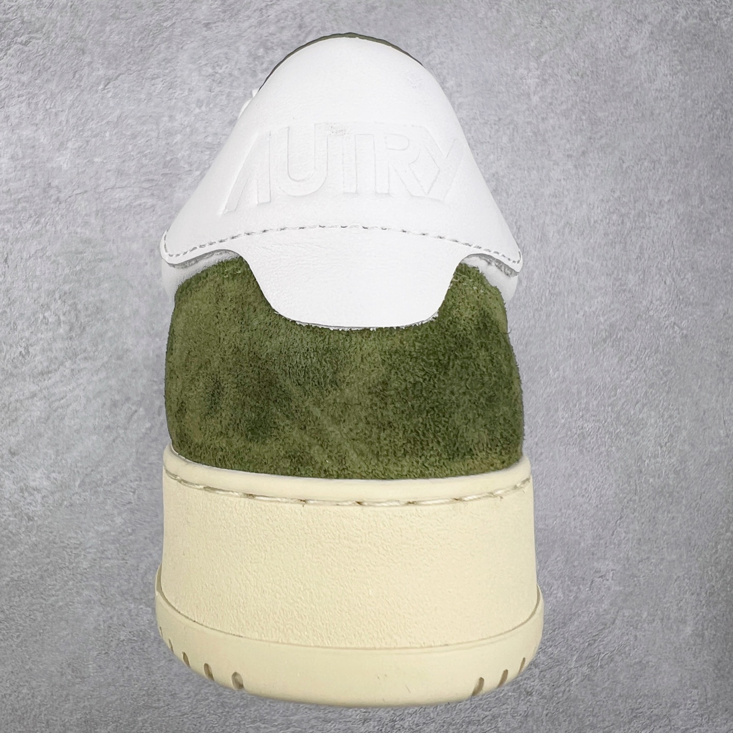 图片[8]-韩国小众品牌Autry纯原代工厂出品 相信很多热爱小白鞋的潮流人士对这个品牌应该都不会陌生 韩国风欧美风日常百搭经典小白鞋 朴彩英Rose同款、刘雯、车静媛、好多明星博主都穿过…Autry标志性的美国旗帜图案 火爆全球专柜官网断码断货 每一款鞋都有着简单线条和内敛细节设计 厚实发黄的鞋底和鞋面标签带是它的经典标识 鞋头的设计也比较立体 不会很扁 显得整个鞋型都非常好看 做旧发黄的鞋底有3.5厘米的厚度 很有复古的味道 但是一点也不会硬 采用原版进口小牛皮 面料柔软舒适 Q弹垫脚 上脚柔软有弹力 尺码：35 36 37 38 39 40 41 42 43 44-选品中心