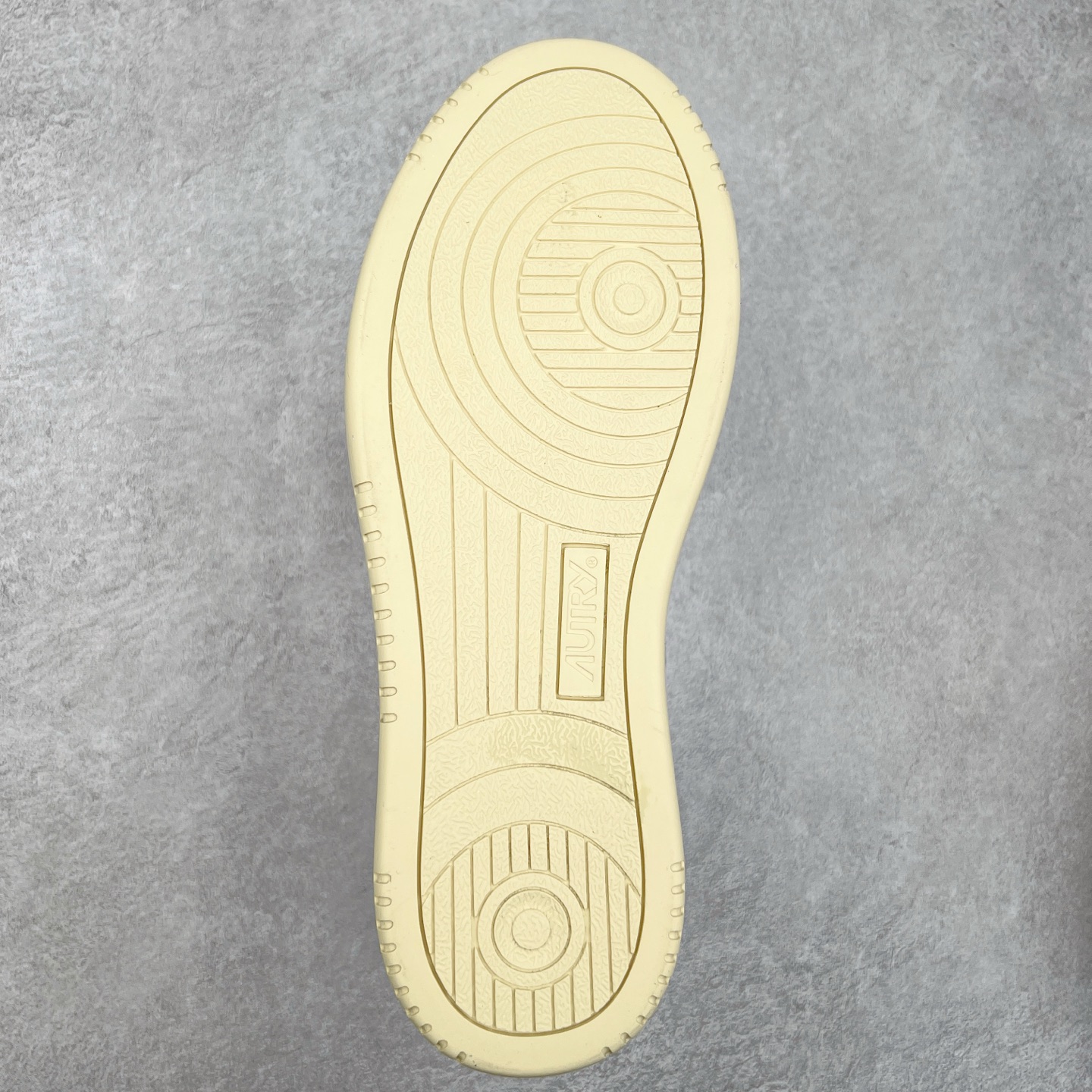 图片[9]-韩国小众品牌Autry纯原代工厂出品 相信很多热爱小白鞋的潮流人士对这个品牌应该都不会陌生 韩国风欧美风日常百搭经典小白鞋 朴彩英Rose同款、刘雯、车静媛、好多明星博主都穿过…Autry标志性的美国旗帜图案 火爆全球专柜官网断码断货 每一款鞋都有着简单线条和内敛细节设计 厚实发黄的鞋底和鞋面标签带是它的经典标识 鞋头的设计也比较立体 不会很扁 显得整个鞋型都非常好看 做旧发黄的鞋底有3.5厘米的厚度 很有复古的味道 但是一点也不会硬 采用原版进口小牛皮 面料柔软舒适 Q弹垫脚 上脚柔软有弹力 尺码：35 36 37 38 39 40 41 42 43 44-选品中心