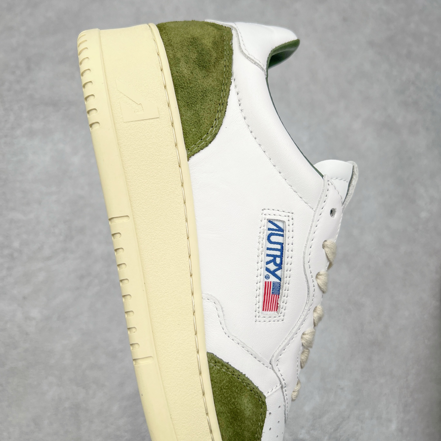 图片[6]-韩国小众品牌Autry纯原代工厂出品 相信很多热爱小白鞋的潮流人士对这个品牌应该都不会陌生 韩国风欧美风日常百搭经典小白鞋 朴彩英Rose同款、刘雯、车静媛、好多明星博主都穿过…Autry标志性的美国旗帜图案 火爆全球专柜官网断码断货 每一款鞋都有着简单线条和内敛细节设计 厚实发黄的鞋底和鞋面标签带是它的经典标识 鞋头的设计也比较立体 不会很扁 显得整个鞋型都非常好看 做旧发黄的鞋底有3.5厘米的厚度 很有复古的味道 但是一点也不会硬 采用原版进口小牛皮 面料柔软舒适 Q弹垫脚 上脚柔软有弹力 尺码：35 36 37 38 39 40 41 42 43 44-选品中心