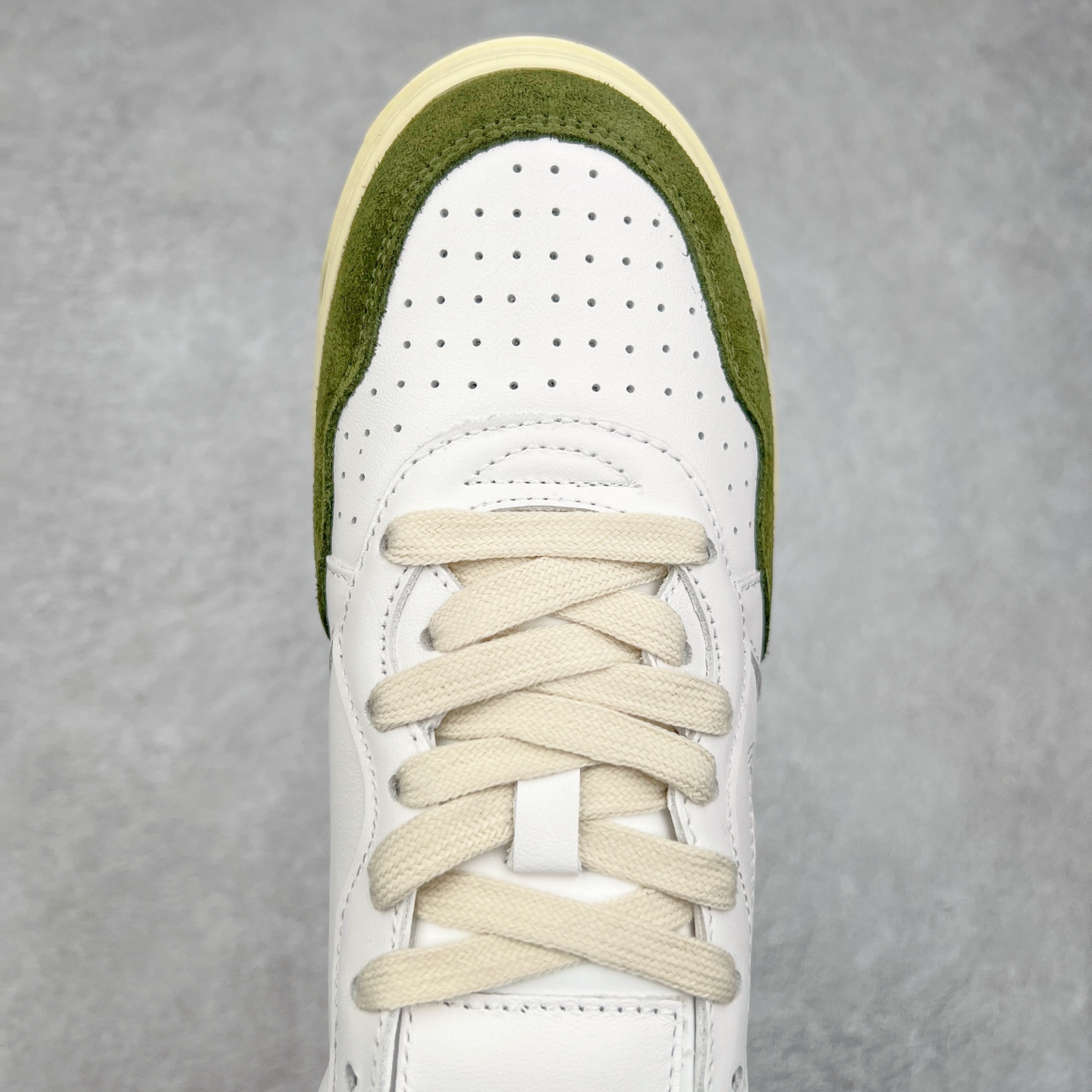 图片[4]-韩国小众品牌Autry纯原代工厂出品 相信很多热爱小白鞋的潮流人士对这个品牌应该都不会陌生 韩国风欧美风日常百搭经典小白鞋 朴彩英Rose同款、刘雯、车静媛、好多明星博主都穿过…Autry标志性的美国旗帜图案 火爆全球专柜官网断码断货 每一款鞋都有着简单线条和内敛细节设计 厚实发黄的鞋底和鞋面标签带是它的经典标识 鞋头的设计也比较立体 不会很扁 显得整个鞋型都非常好看 做旧发黄的鞋底有3.5厘米的厚度 很有复古的味道 但是一点也不会硬 采用原版进口小牛皮 面料柔软舒适 Q弹垫脚 上脚柔软有弹力 尺码：35 36 37 38 39 40 41 42 43 44-选品中心