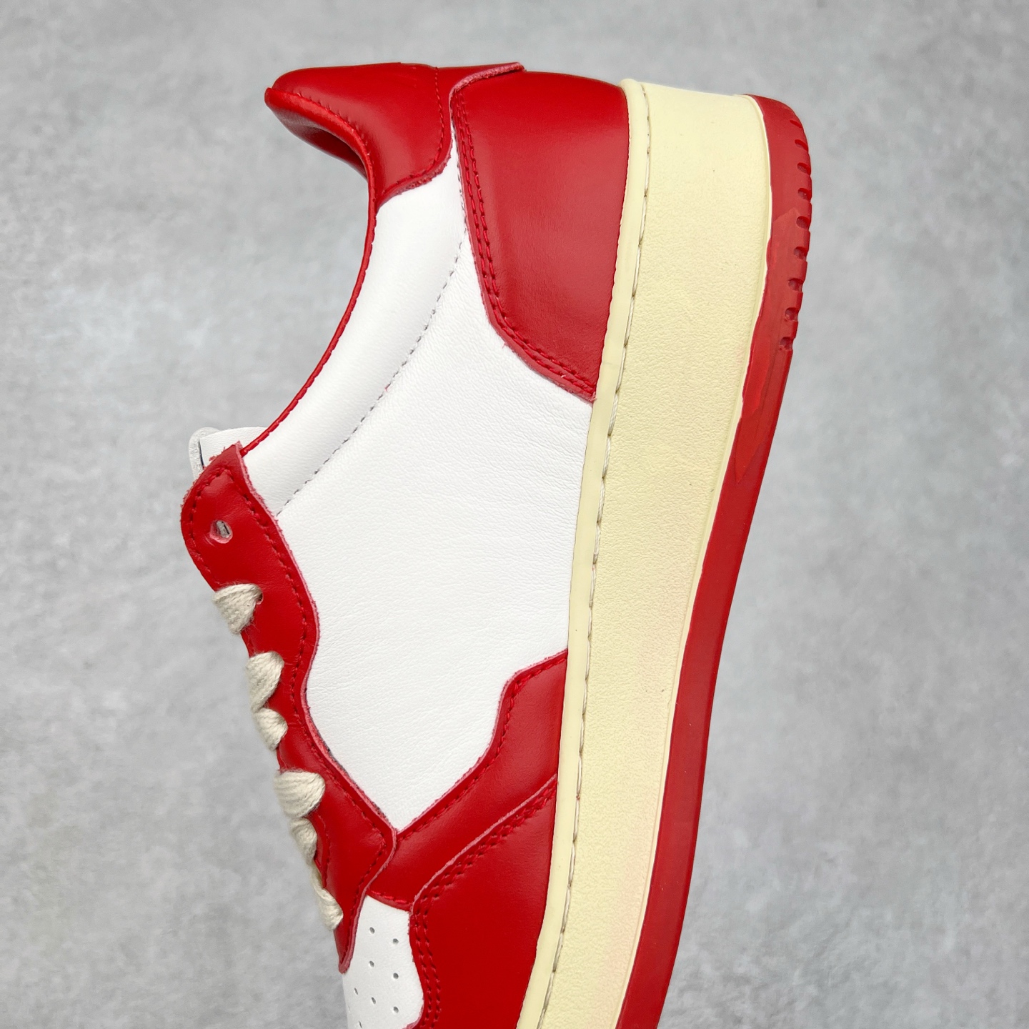 图片[7]-韩国小众品牌Autry纯原代工厂出品 相信很多热爱小白鞋的潮流人士对这个品牌应该都不会陌生 韩国风欧美风日常百搭经典小白鞋 朴彩英Rose同款、刘雯、车静媛、好多明星博主都穿过…Autry标志性的美国旗帜图案 火爆全球专柜官网断码断货 每一款鞋都有着简单线条和内敛细节设计 厚实发黄的鞋底和鞋面标签带是它的经典标识 鞋头的设计也比较立体 不会很扁 显得整个鞋型都非常好看 做旧发黄的鞋底有3.5厘米的厚度 很有复古的味道 但是一点也不会硬 采用原版进口小牛皮 面料柔软舒适 Q弹垫脚 上脚柔软有弹力 尺码：35 36 37 38 39 40 41 42 43 44-选品中心