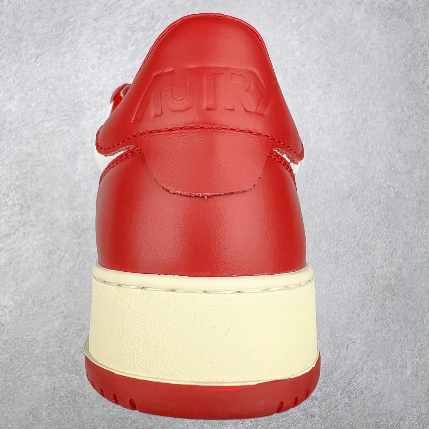 图片[8]-韩国小众品牌Autry纯原代工厂出品 相信很多热爱小白鞋的潮流人士对这个品牌应该都不会陌生 韩国风欧美风日常百搭经典小白鞋 朴彩英Rose同款、刘雯、车静媛、好多明星博主都穿过…Autry标志性的美国旗帜图案 火爆全球专柜官网断码断货 每一款鞋都有着简单线条和内敛细节设计 厚实发黄的鞋底和鞋面标签带是它的经典标识 鞋头的设计也比较立体 不会很扁 显得整个鞋型都非常好看 做旧发黄的鞋底有3.5厘米的厚度 很有复古的味道 但是一点也不会硬 采用原版进口小牛皮 面料柔软舒适 Q弹垫脚 上脚柔软有弹力 尺码：35 36 37 38 39 40 41 42 43 44-选品中心