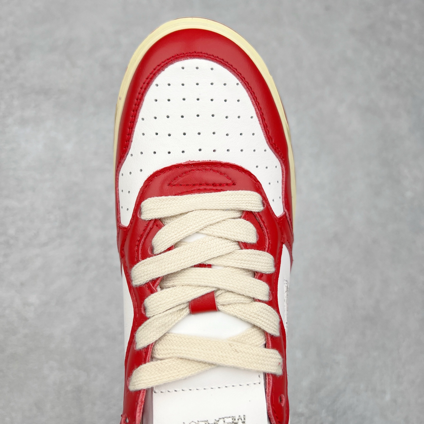 图片[4]-韩国小众品牌Autry纯原代工厂出品 相信很多热爱小白鞋的潮流人士对这个品牌应该都不会陌生 韩国风欧美风日常百搭经典小白鞋 朴彩英Rose同款、刘雯、车静媛、好多明星博主都穿过…Autry标志性的美国旗帜图案 火爆全球专柜官网断码断货 每一款鞋都有着简单线条和内敛细节设计 厚实发黄的鞋底和鞋面标签带是它的经典标识 鞋头的设计也比较立体 不会很扁 显得整个鞋型都非常好看 做旧发黄的鞋底有3.5厘米的厚度 很有复古的味道 但是一点也不会硬 采用原版进口小牛皮 面料柔软舒适 Q弹垫脚 上脚柔软有弹力 尺码：35 36 37 38 39 40 41 42 43 44-选品中心