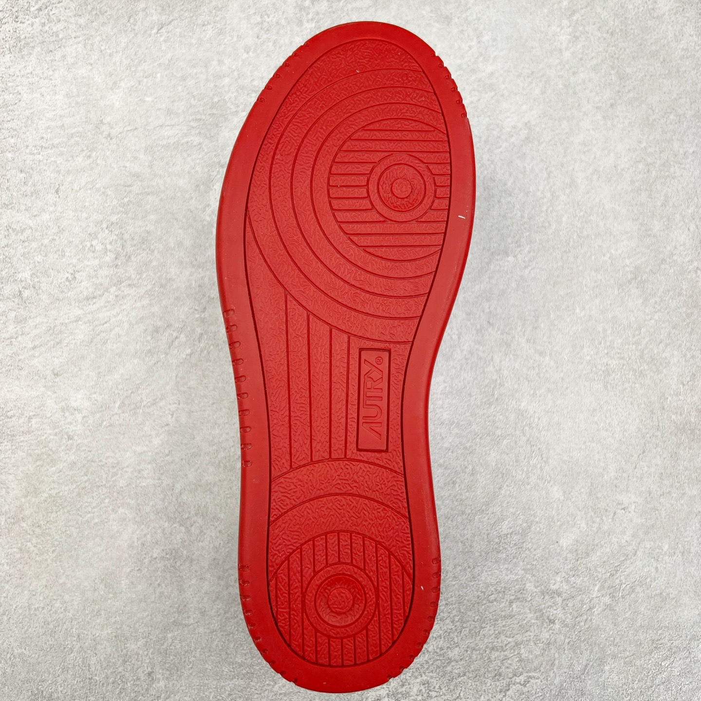 图片[9]-韩国小众品牌Autry纯原代工厂出品 相信很多热爱小白鞋的潮流人士对这个品牌应该都不会陌生 韩国风欧美风日常百搭经典小白鞋 朴彩英Rose同款、刘雯、车静媛、好多明星博主都穿过…Autry标志性的美国旗帜图案 火爆全球专柜官网断码断货 每一款鞋都有着简单线条和内敛细节设计 厚实发黄的鞋底和鞋面标签带是它的经典标识 鞋头的设计也比较立体 不会很扁 显得整个鞋型都非常好看 做旧发黄的鞋底有3.5厘米的厚度 很有复古的味道 但是一点也不会硬 采用原版进口小牛皮 面料柔软舒适 Q弹垫脚 上脚柔软有弹力 尺码：35 36 37 38 39 40 41 42 43 44-选品中心