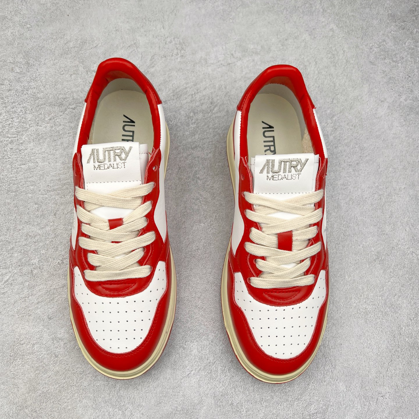 图片[2]-韩国小众品牌Autry纯原代工厂出品 相信很多热爱小白鞋的潮流人士对这个品牌应该都不会陌生 韩国风欧美风日常百搭经典小白鞋 朴彩英Rose同款、刘雯、车静媛、好多明星博主都穿过…Autry标志性的美国旗帜图案 火爆全球专柜官网断码断货 每一款鞋都有着简单线条和内敛细节设计 厚实发黄的鞋底和鞋面标签带是它的经典标识 鞋头的设计也比较立体 不会很扁 显得整个鞋型都非常好看 做旧发黄的鞋底有3.5厘米的厚度 很有复古的味道 但是一点也不会硬 采用原版进口小牛皮 面料柔软舒适 Q弹垫脚 上脚柔软有弹力 尺码：35 36 37 38 39 40 41 42 43 44-选品中心