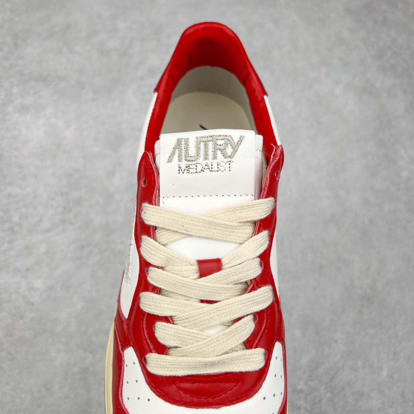 图片[5]-韩国小众品牌Autry纯原代工厂出品 相信很多热爱小白鞋的潮流人士对这个品牌应该都不会陌生 韩国风欧美风日常百搭经典小白鞋 朴彩英Rose同款、刘雯、车静媛、好多明星博主都穿过…Autry标志性的美国旗帜图案 火爆全球专柜官网断码断货 每一款鞋都有着简单线条和内敛细节设计 厚实发黄的鞋底和鞋面标签带是它的经典标识 鞋头的设计也比较立体 不会很扁 显得整个鞋型都非常好看 做旧发黄的鞋底有3.5厘米的厚度 很有复古的味道 但是一点也不会硬 采用原版进口小牛皮 面料柔软舒适 Q弹垫脚 上脚柔软有弹力 尺码：35 36 37 38 39 40 41 42 43 44-选品中心