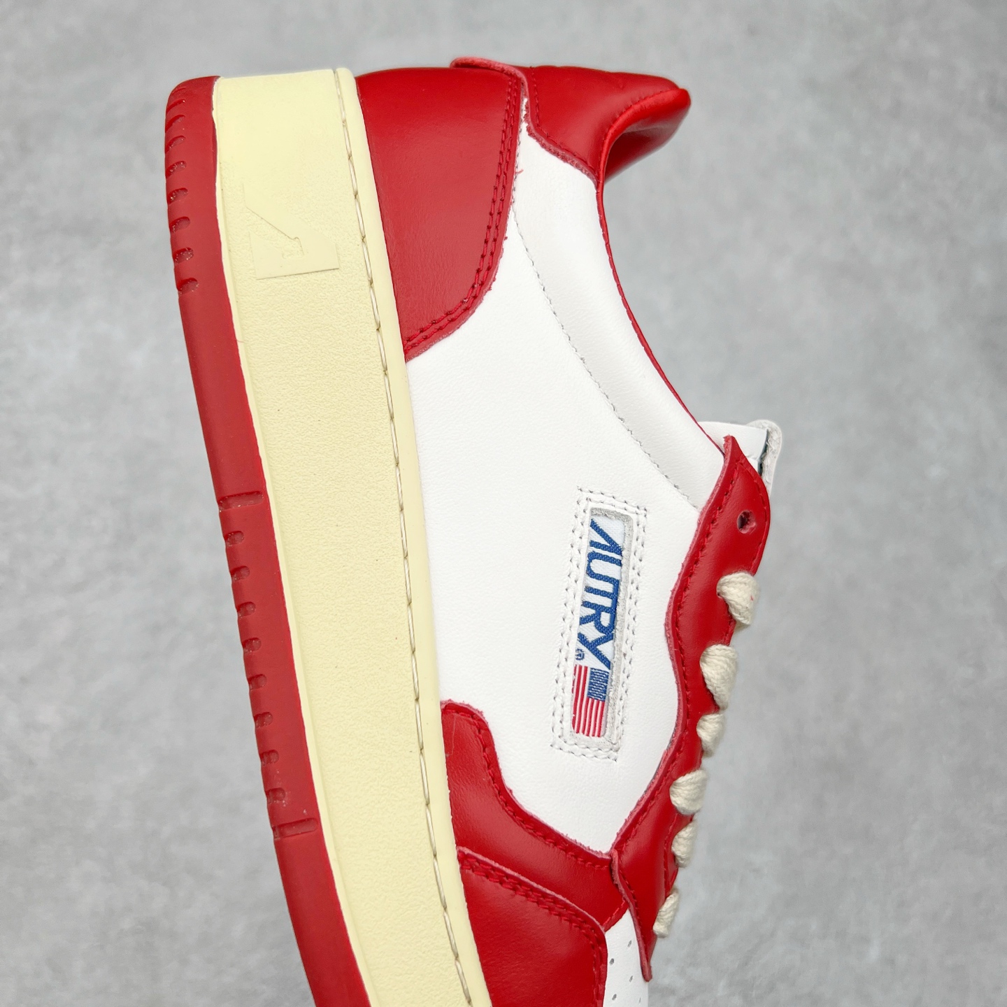 图片[6]-韩国小众品牌Autry纯原代工厂出品 相信很多热爱小白鞋的潮流人士对这个品牌应该都不会陌生 韩国风欧美风日常百搭经典小白鞋 朴彩英Rose同款、刘雯、车静媛、好多明星博主都穿过…Autry标志性的美国旗帜图案 火爆全球专柜官网断码断货 每一款鞋都有着简单线条和内敛细节设计 厚实发黄的鞋底和鞋面标签带是它的经典标识 鞋头的设计也比较立体 不会很扁 显得整个鞋型都非常好看 做旧发黄的鞋底有3.5厘米的厚度 很有复古的味道 但是一点也不会硬 采用原版进口小牛皮 面料柔软舒适 Q弹垫脚 上脚柔软有弹力 尺码：35 36 37 38 39 40 41 42 43 44-选品中心