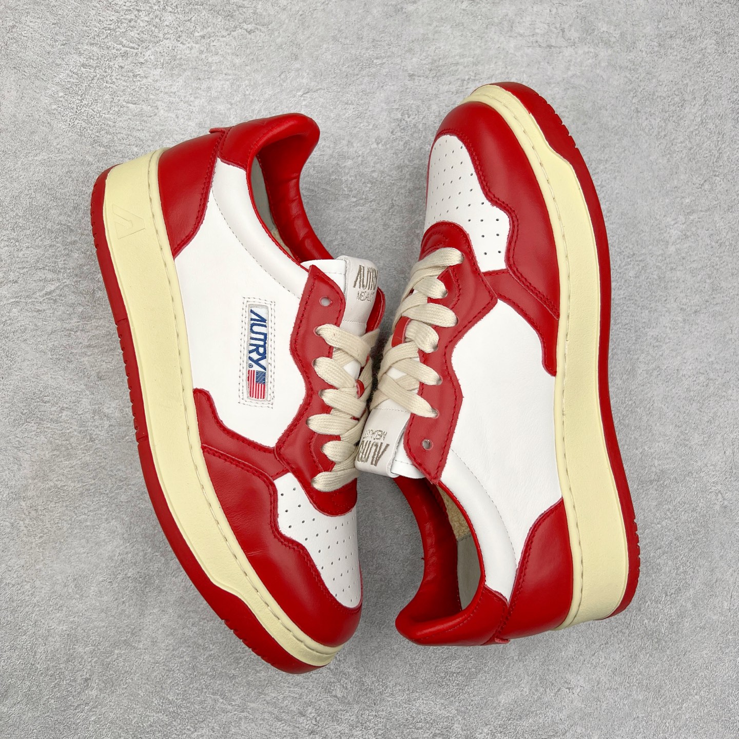 图片[3]-韩国小众品牌Autry纯原代工厂出品 相信很多热爱小白鞋的潮流人士对这个品牌应该都不会陌生 韩国风欧美风日常百搭经典小白鞋 朴彩英Rose同款、刘雯、车静媛、好多明星博主都穿过…Autry标志性的美国旗帜图案 火爆全球专柜官网断码断货 每一款鞋都有着简单线条和内敛细节设计 厚实发黄的鞋底和鞋面标签带是它的经典标识 鞋头的设计也比较立体 不会很扁 显得整个鞋型都非常好看 做旧发黄的鞋底有3.5厘米的厚度 很有复古的味道 但是一点也不会硬 采用原版进口小牛皮 面料柔软舒适 Q弹垫脚 上脚柔软有弹力 尺码：35 36 37 38 39 40 41 42 43 44-选品中心