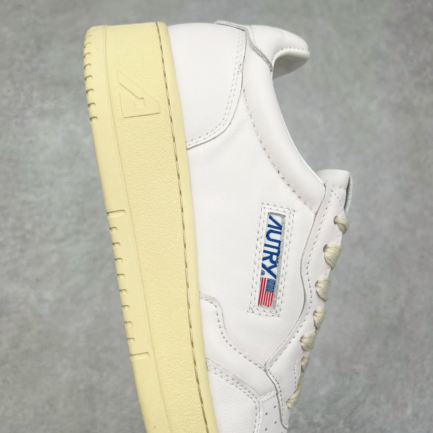 图片[6]-韩国小众品牌Autry纯原代工厂出品 相信很多热爱小白鞋的潮流人士对这个品牌应该都不会陌生 韩国风欧美风日常百搭经典小白鞋 朴彩英Rose同款、刘雯、车静媛、好多明星博主都穿过…Autry标志性的美国旗帜图案 火爆全球专柜官网断码断货 每一款鞋都有着简单线条和内敛细节设计 厚实发黄的鞋底和鞋面标签带是它的经典标识 鞋头的设计也比较立体 不会很扁 显得整个鞋型都非常好看 做旧发黄的鞋底有3.5厘米的厚度 很有复古的味道 但是一点也不会硬 采用原版进口小牛皮 面料柔软舒适 Q弹垫脚 上脚柔软有弹力 尺码：35 36 37 38 39 40 41 42 43 44-选品中心