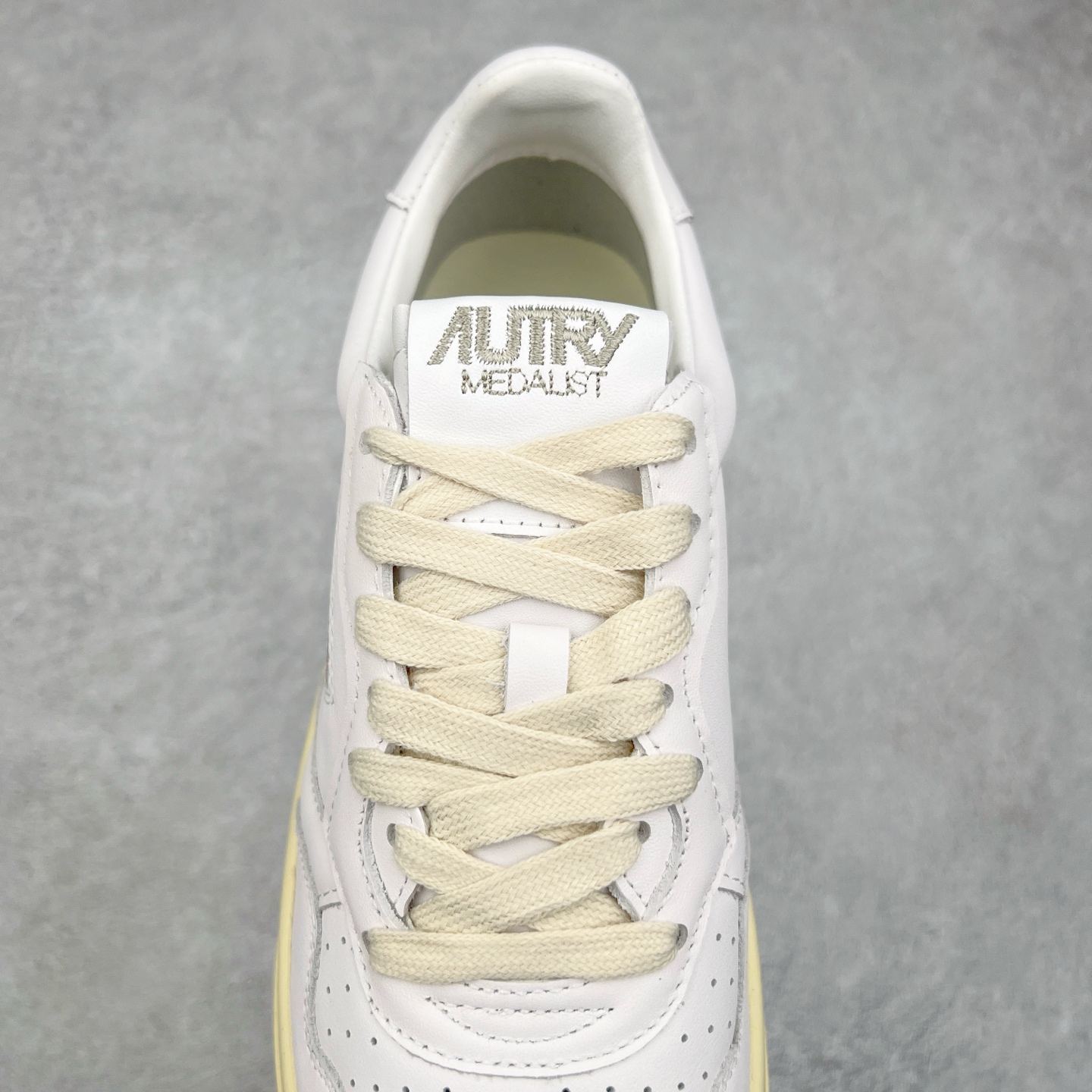 图片[5]-韩国小众品牌Autry纯原代工厂出品 相信很多热爱小白鞋的潮流人士对这个品牌应该都不会陌生 韩国风欧美风日常百搭经典小白鞋 朴彩英Rose同款、刘雯、车静媛、好多明星博主都穿过…Autry标志性的美国旗帜图案 火爆全球专柜官网断码断货 每一款鞋都有着简单线条和内敛细节设计 厚实发黄的鞋底和鞋面标签带是它的经典标识 鞋头的设计也比较立体 不会很扁 显得整个鞋型都非常好看 做旧发黄的鞋底有3.5厘米的厚度 很有复古的味道 但是一点也不会硬 采用原版进口小牛皮 面料柔软舒适 Q弹垫脚 上脚柔软有弹力 尺码：35 36 37 38 39 40 41 42 43 44-选品中心