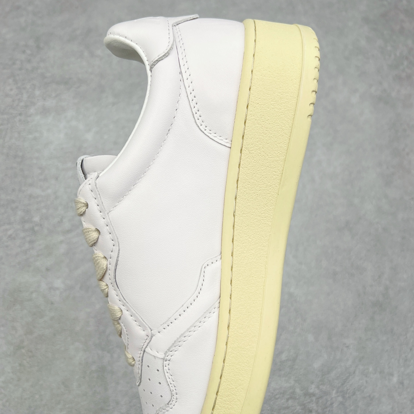 图片[7]-韩国小众品牌Autry纯原代工厂出品 相信很多热爱小白鞋的潮流人士对这个品牌应该都不会陌生 韩国风欧美风日常百搭经典小白鞋 朴彩英Rose同款、刘雯、车静媛、好多明星博主都穿过…Autry标志性的美国旗帜图案 火爆全球专柜官网断码断货 每一款鞋都有着简单线条和内敛细节设计 厚实发黄的鞋底和鞋面标签带是它的经典标识 鞋头的设计也比较立体 不会很扁 显得整个鞋型都非常好看 做旧发黄的鞋底有3.5厘米的厚度 很有复古的味道 但是一点也不会硬 采用原版进口小牛皮 面料柔软舒适 Q弹垫脚 上脚柔软有弹力 尺码：35 36 37 38 39 40 41 42 43 44-选品中心