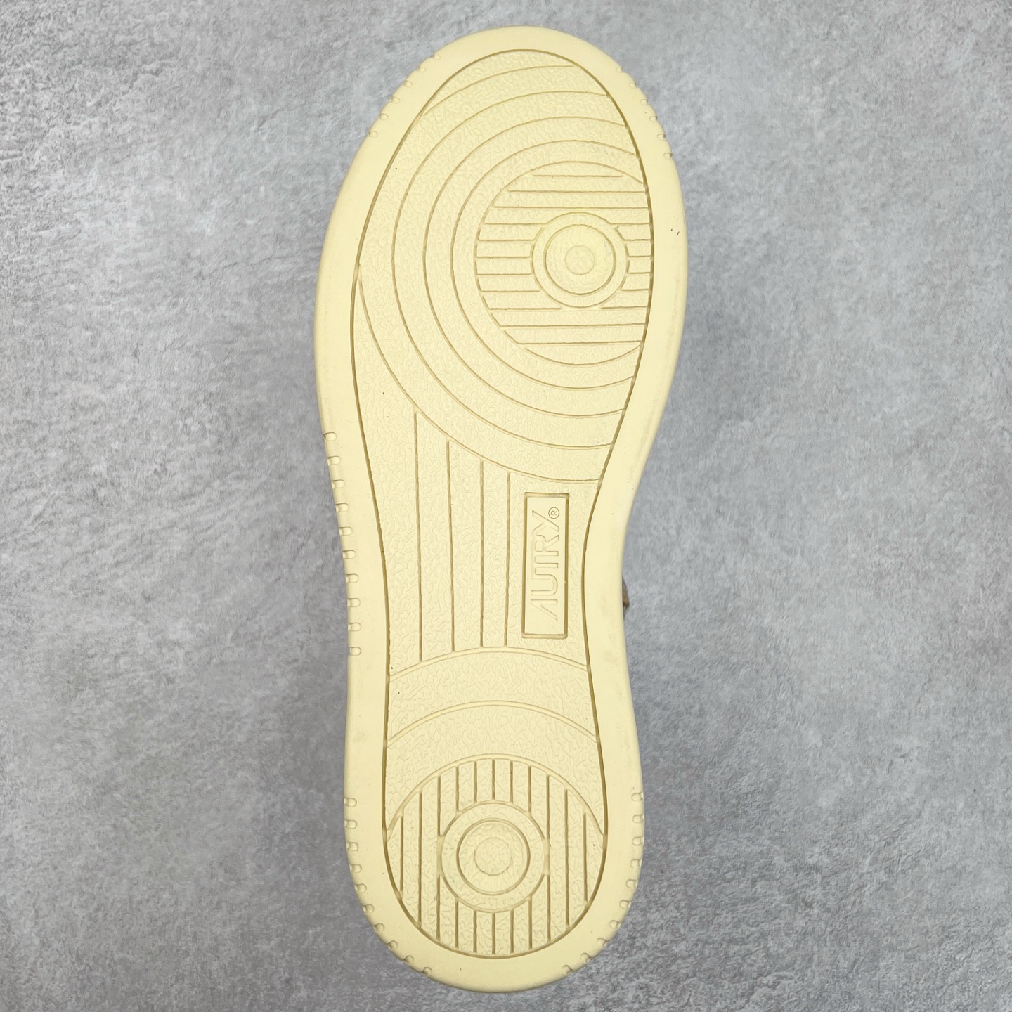 图片[9]-韩国小众品牌Autry纯原代工厂出品 相信很多热爱小白鞋的潮流人士对这个品牌应该都不会陌生 韩国风欧美风日常百搭经典小白鞋 朴彩英Rose同款、刘雯、车静媛、好多明星博主都穿过…Autry标志性的美国旗帜图案 火爆全球专柜官网断码断货 每一款鞋都有着简单线条和内敛细节设计 厚实发黄的鞋底和鞋面标签带是它的经典标识 鞋头的设计也比较立体 不会很扁 显得整个鞋型都非常好看 做旧发黄的鞋底有3.5厘米的厚度 很有复古的味道 但是一点也不会硬 采用原版进口小牛皮 面料柔软舒适 Q弹垫脚 上脚柔软有弹力 尺码：35 36 37 38 39 40 41 42 43 44-选品中心