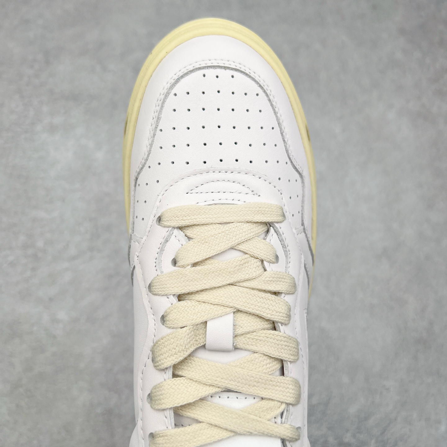 图片[4]-韩国小众品牌Autry纯原代工厂出品 相信很多热爱小白鞋的潮流人士对这个品牌应该都不会陌生 韩国风欧美风日常百搭经典小白鞋 朴彩英Rose同款、刘雯、车静媛、好多明星博主都穿过…Autry标志性的美国旗帜图案 火爆全球专柜官网断码断货 每一款鞋都有着简单线条和内敛细节设计 厚实发黄的鞋底和鞋面标签带是它的经典标识 鞋头的设计也比较立体 不会很扁 显得整个鞋型都非常好看 做旧发黄的鞋底有3.5厘米的厚度 很有复古的味道 但是一点也不会硬 采用原版进口小牛皮 面料柔软舒适 Q弹垫脚 上脚柔软有弹力 尺码：35 36 37 38 39 40 41 42 43 44-选品中心