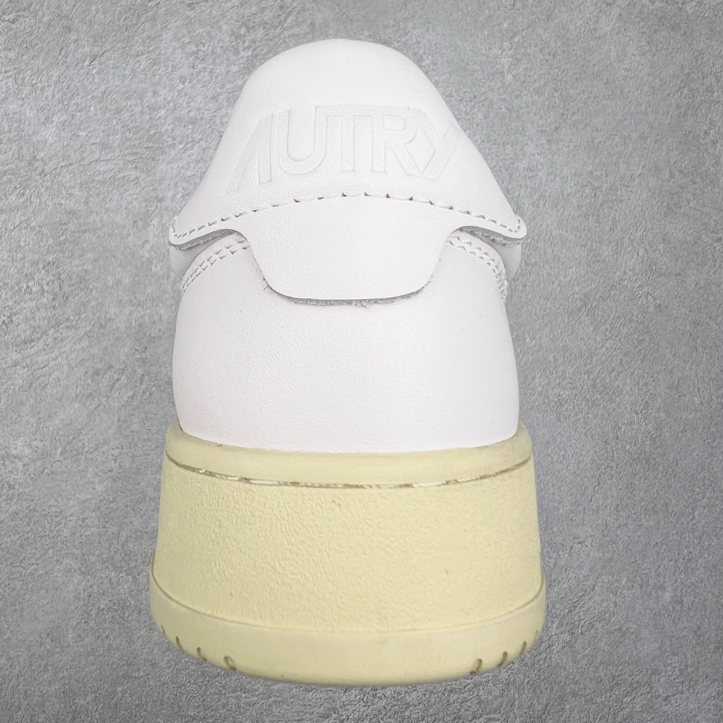 图片[8]-韩国小众品牌Autry纯原代工厂出品 相信很多热爱小白鞋的潮流人士对这个品牌应该都不会陌生 韩国风欧美风日常百搭经典小白鞋 朴彩英Rose同款、刘雯、车静媛、好多明星博主都穿过…Autry标志性的美国旗帜图案 火爆全球专柜官网断码断货 每一款鞋都有着简单线条和内敛细节设计 厚实发黄的鞋底和鞋面标签带是它的经典标识 鞋头的设计也比较立体 不会很扁 显得整个鞋型都非常好看 做旧发黄的鞋底有3.5厘米的厚度 很有复古的味道 但是一点也不会硬 采用原版进口小牛皮 面料柔软舒适 Q弹垫脚 上脚柔软有弹力 尺码：35 36 37 38 39 40 41 42 43 44-选品中心