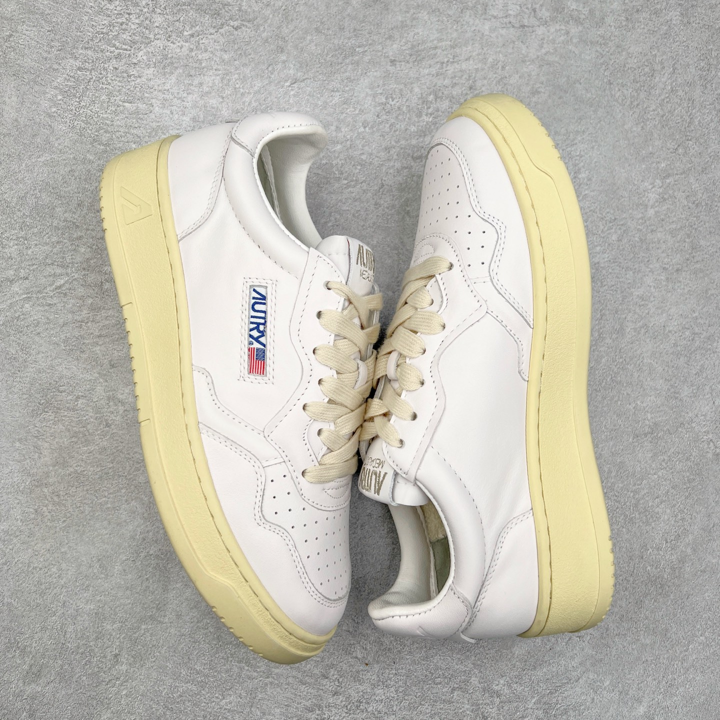 图片[3]-韩国小众品牌Autry纯原代工厂出品 相信很多热爱小白鞋的潮流人士对这个品牌应该都不会陌生 韩国风欧美风日常百搭经典小白鞋 朴彩英Rose同款、刘雯、车静媛、好多明星博主都穿过…Autry标志性的美国旗帜图案 火爆全球专柜官网断码断货 每一款鞋都有着简单线条和内敛细节设计 厚实发黄的鞋底和鞋面标签带是它的经典标识 鞋头的设计也比较立体 不会很扁 显得整个鞋型都非常好看 做旧发黄的鞋底有3.5厘米的厚度 很有复古的味道 但是一点也不会硬 采用原版进口小牛皮 面料柔软舒适 Q弹垫脚 上脚柔软有弹力 尺码：35 36 37 38 39 40 41 42 43 44-选品中心